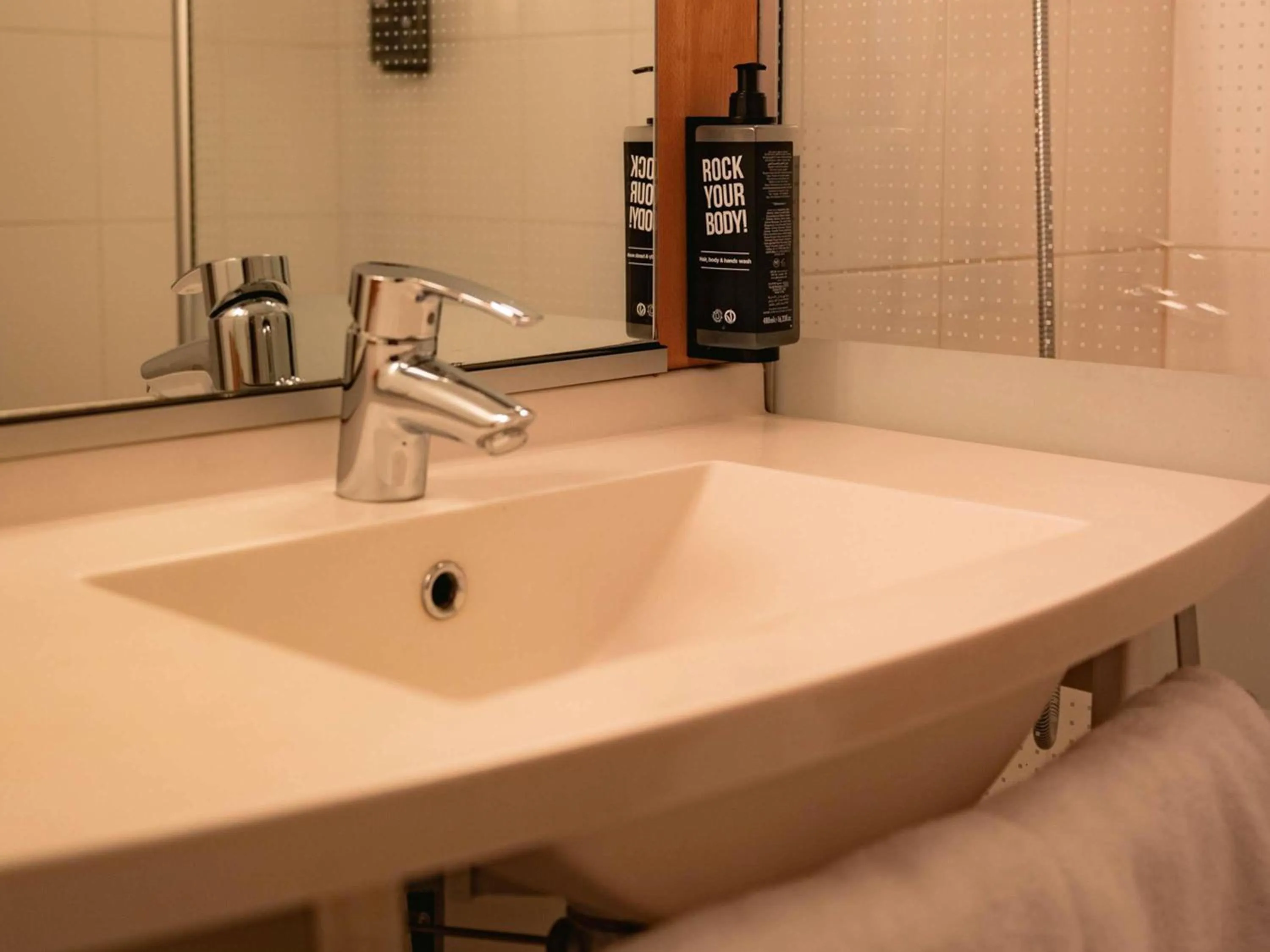 Bedroom in ibis Marseille Provence Aéroport