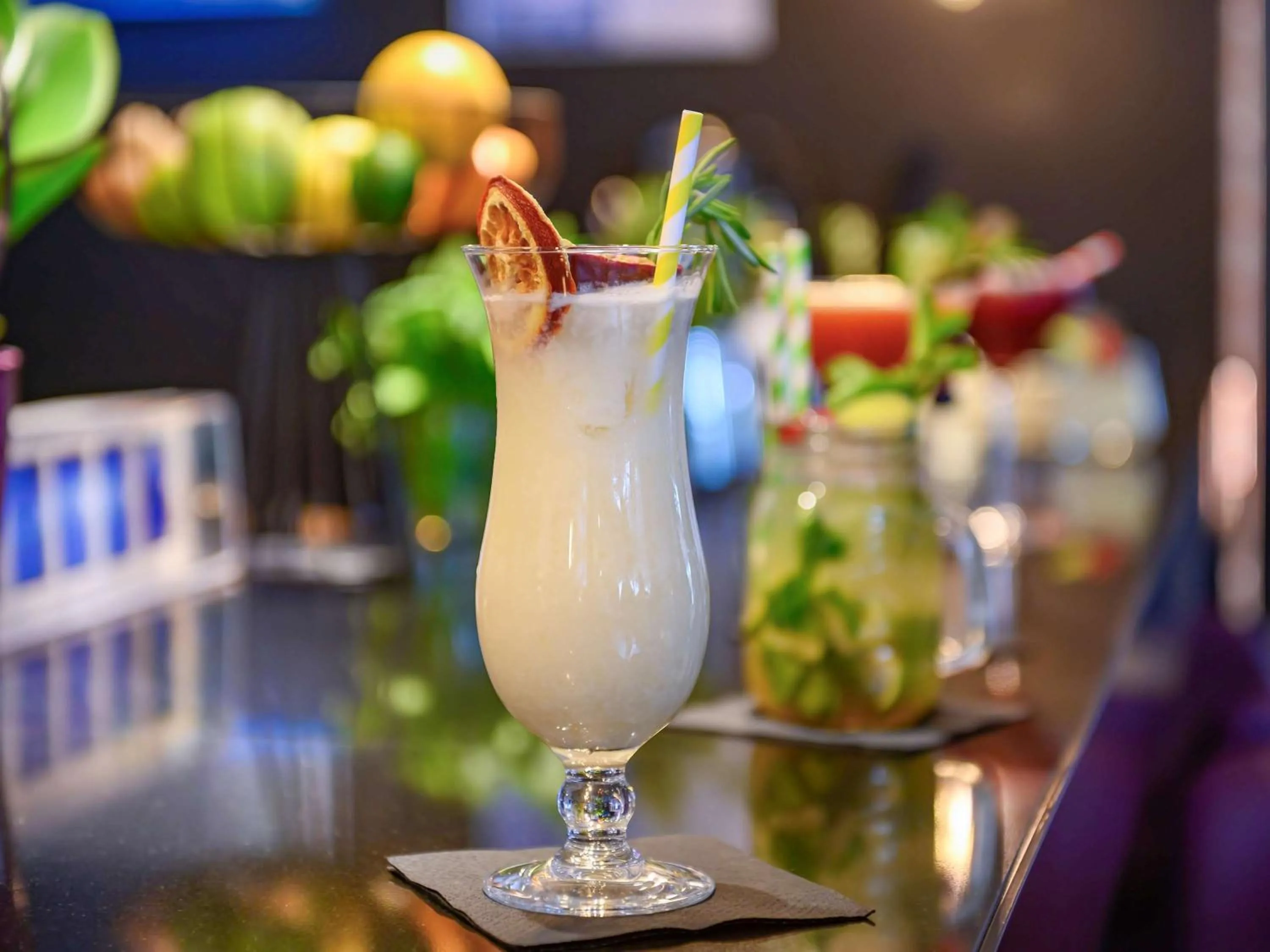 Lounge or bar in Novotel Dijon Sud