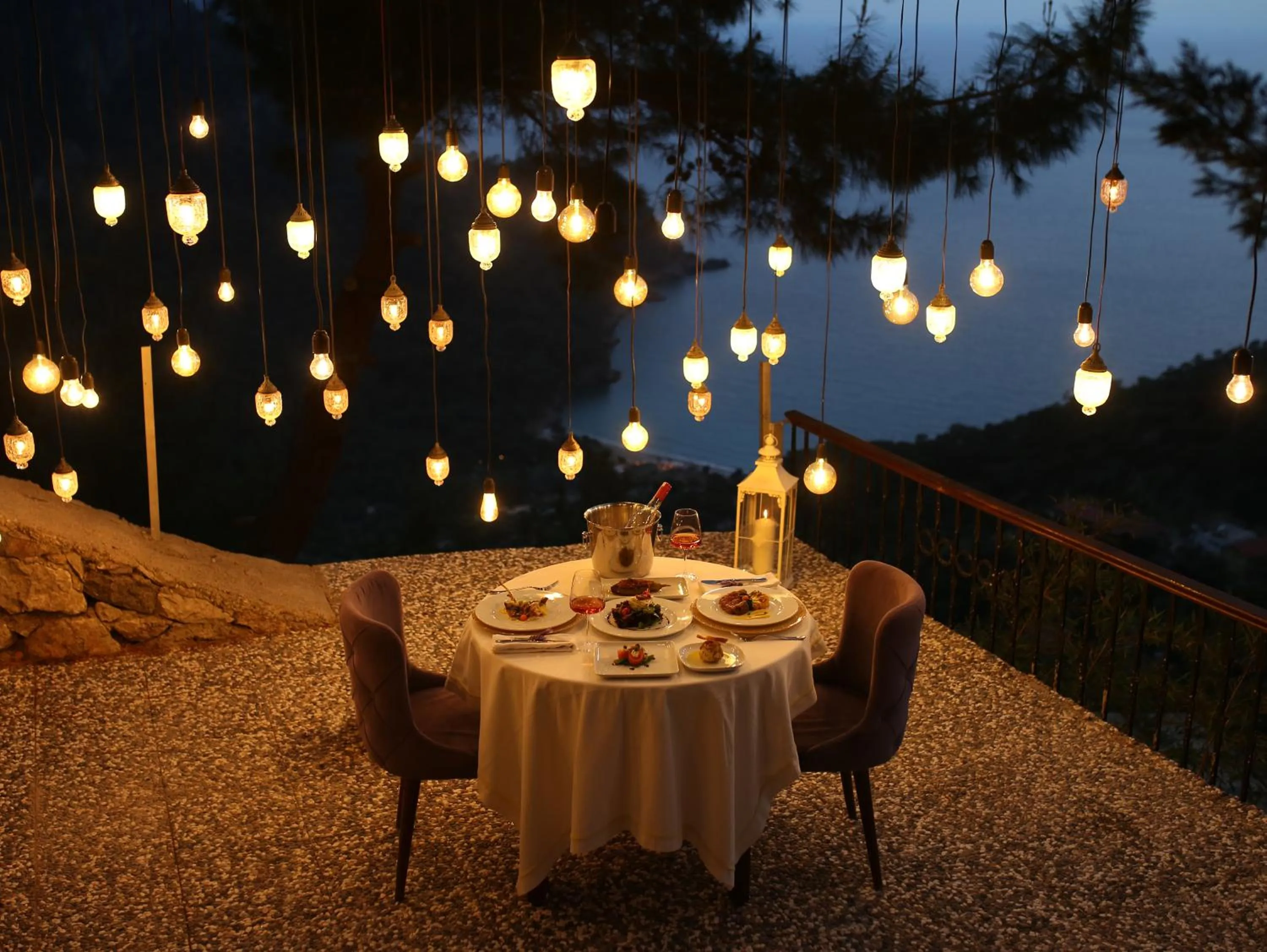 Restaurant/places to eat in Lissiya Hotel