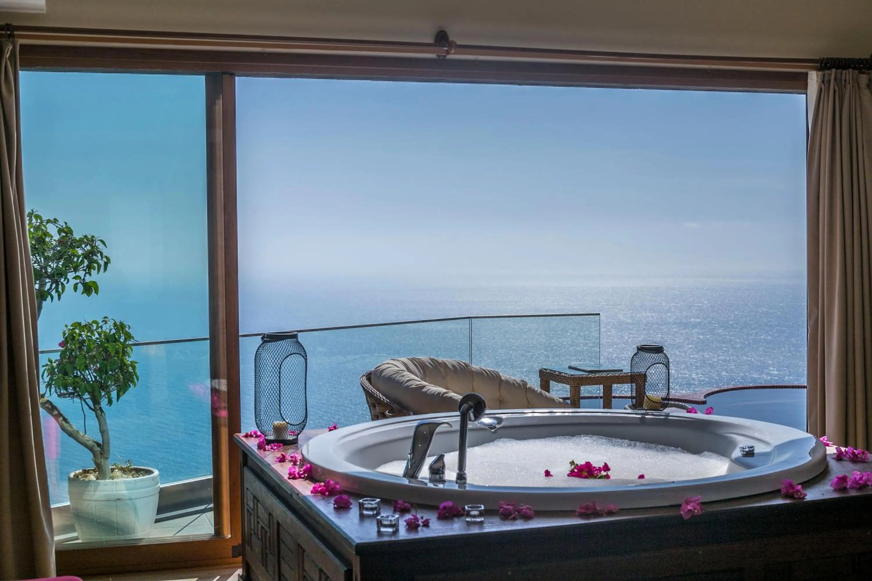 Hot Tub in Lissiya Hotel