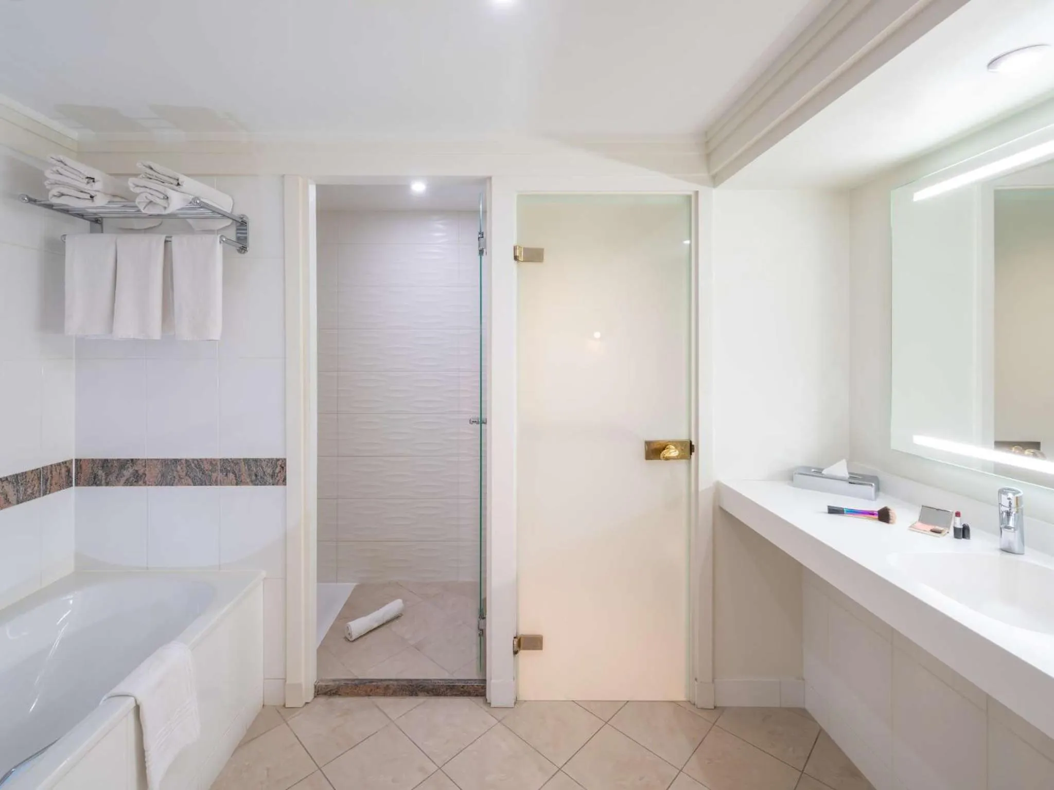 Bathroom in Mercure Paris CDG Airport & Convention