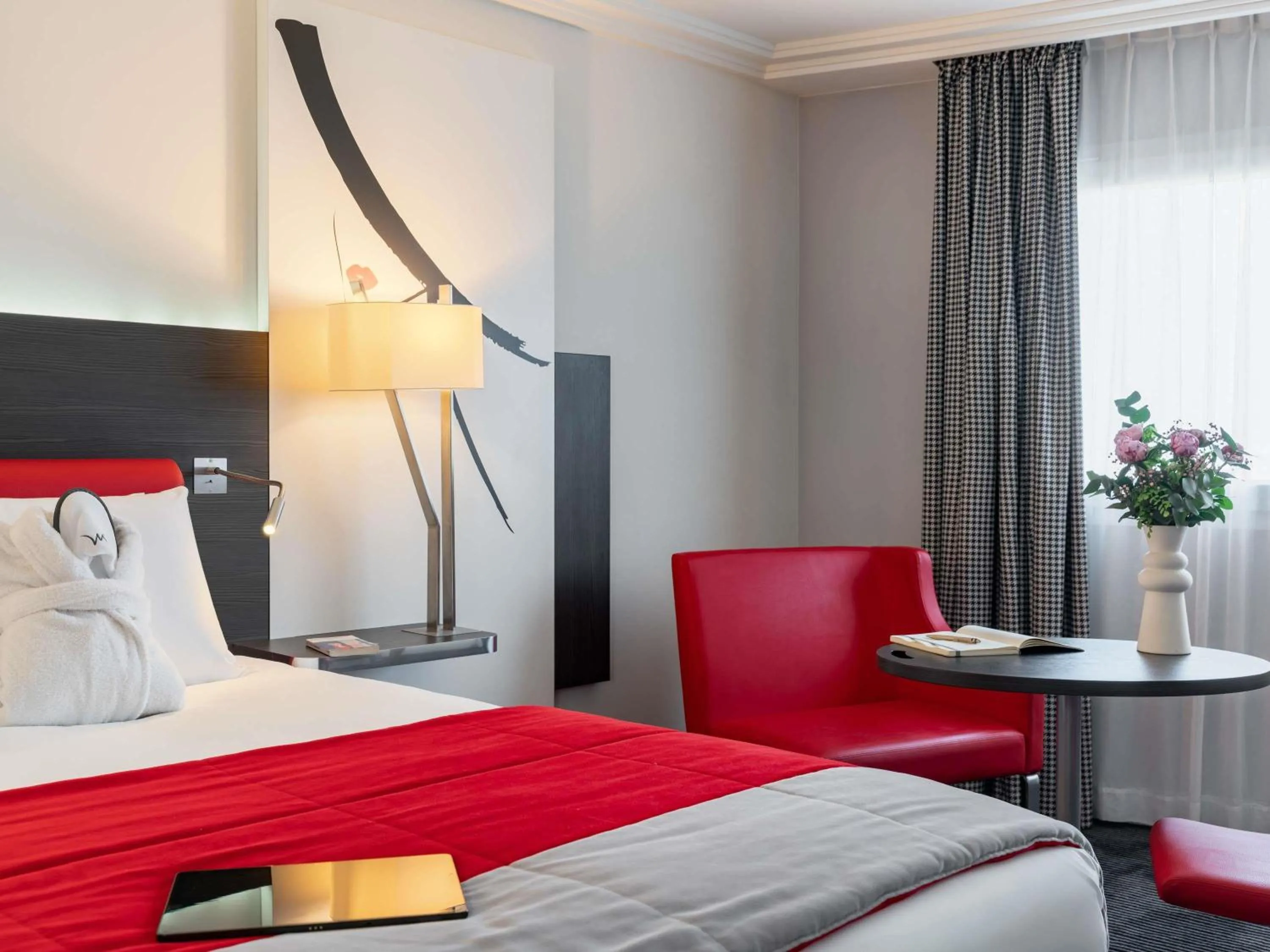 Bedroom, Bed in Mercure Paris CDG Airport & Convention