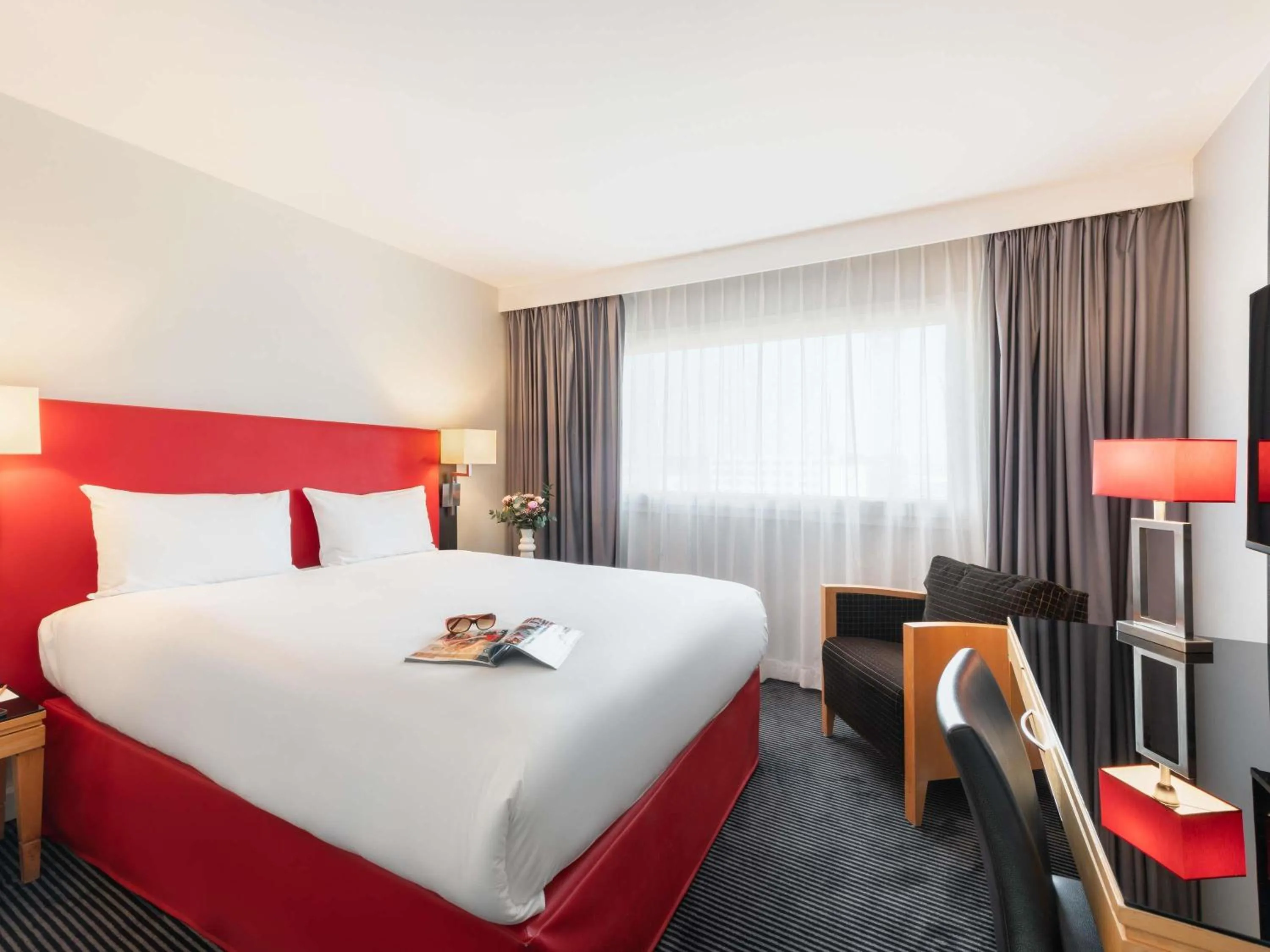 Bedroom, Bed in Mercure Paris CDG Airport & Convention