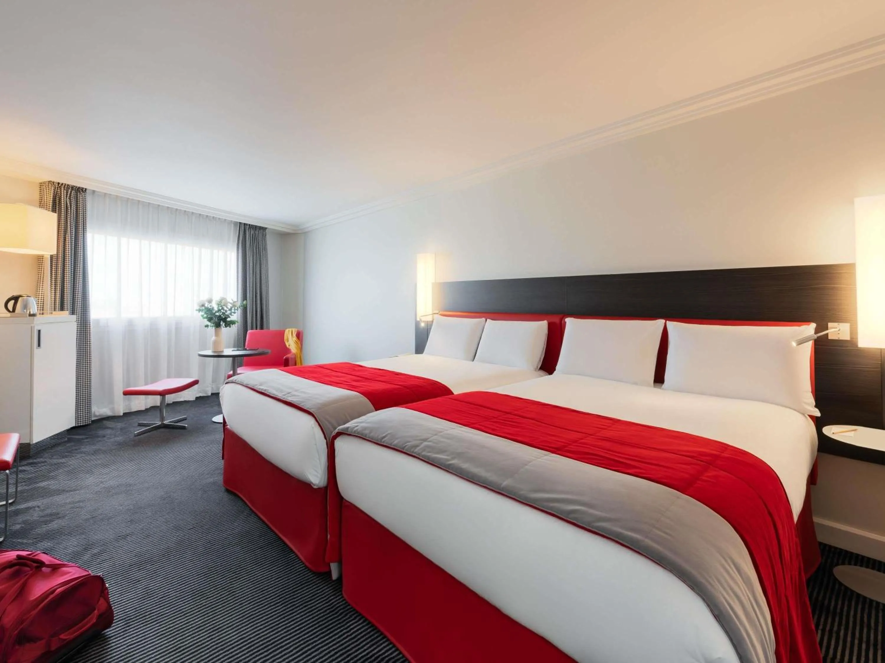 Property building, Bed in Mercure Paris CDG Airport & Convention
