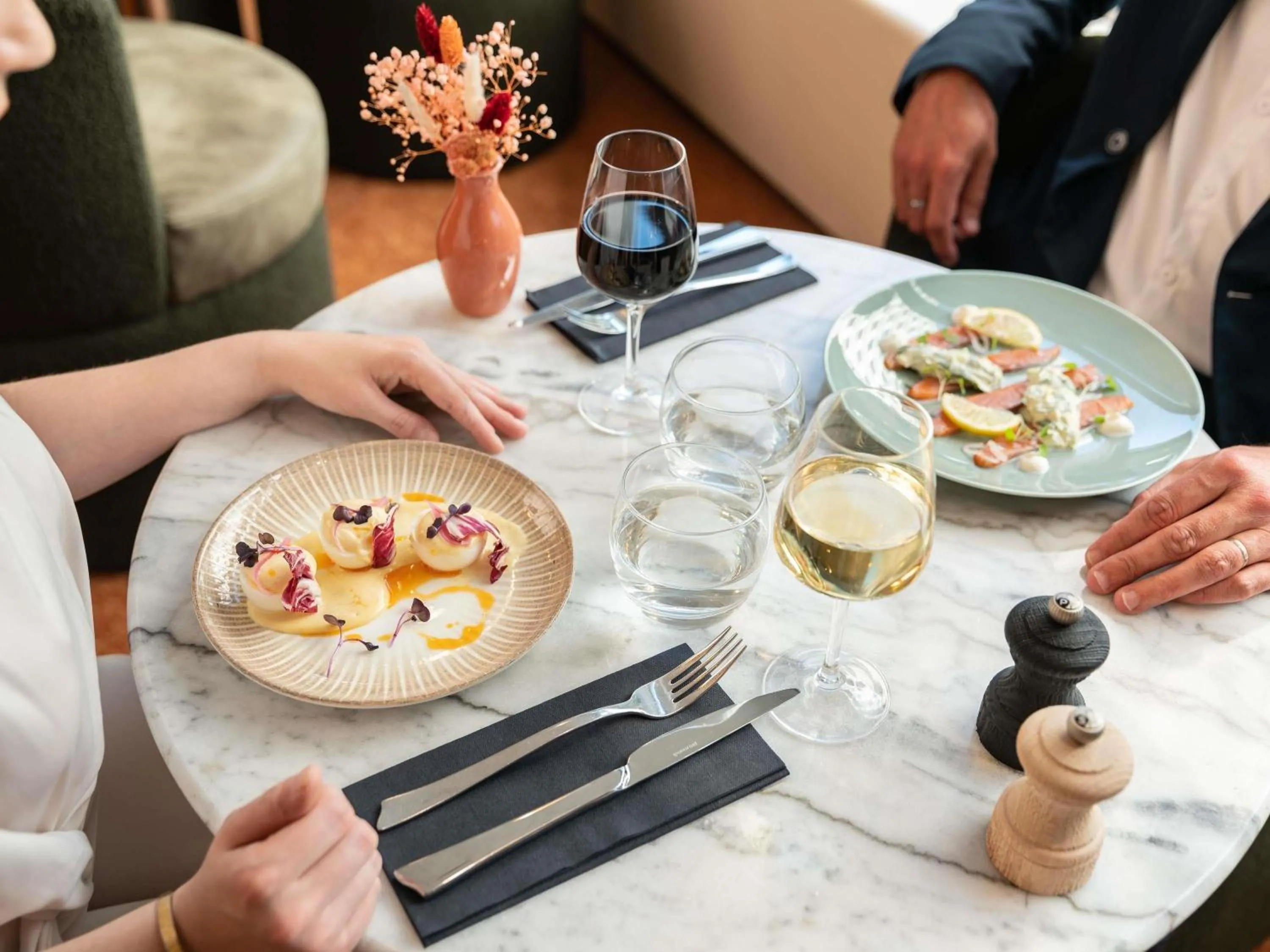 Restaurant/places to eat in Mercure Paris CDG Airport & Convention