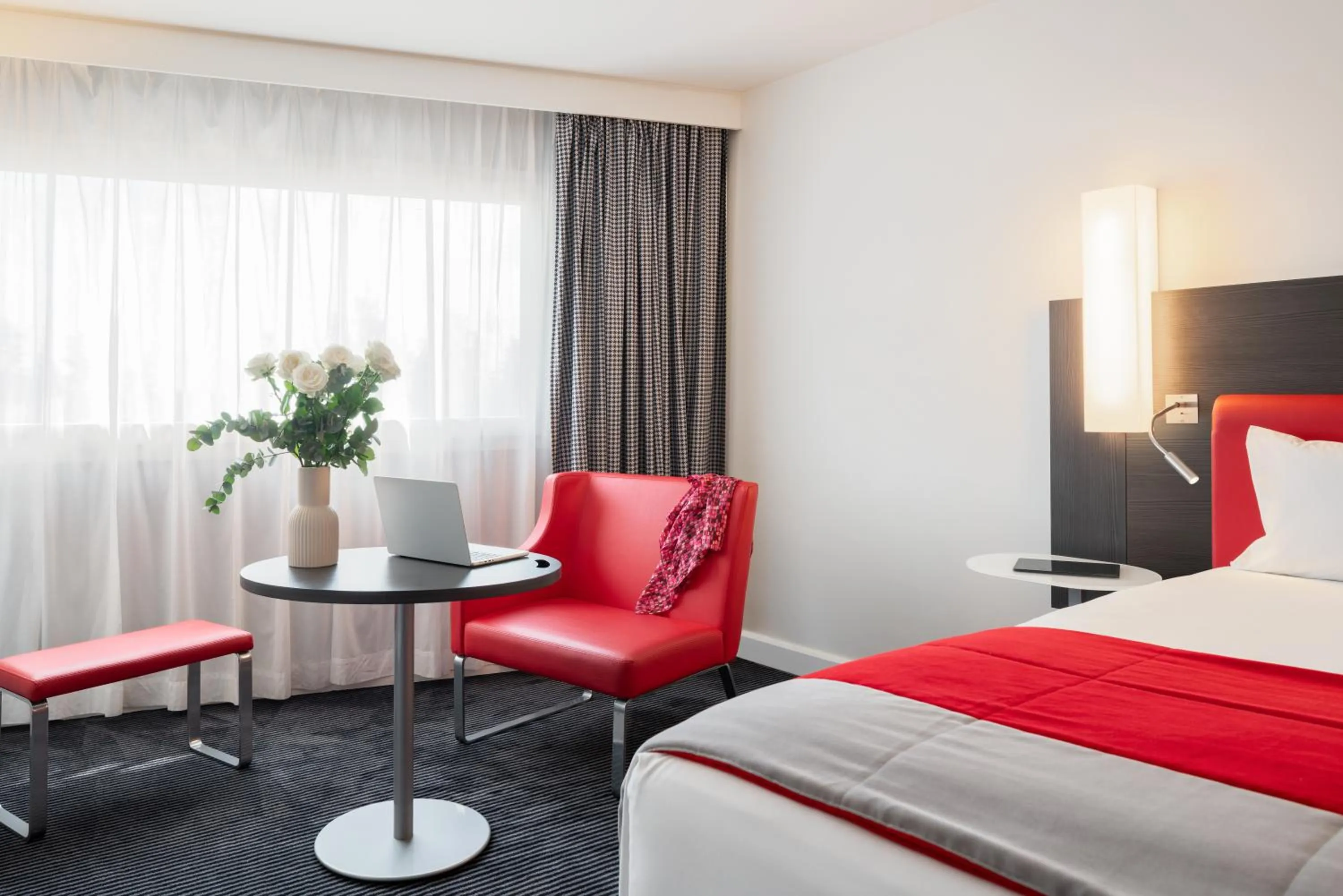 Bedroom, Bed in Mercure Paris CDG Airport & Convention