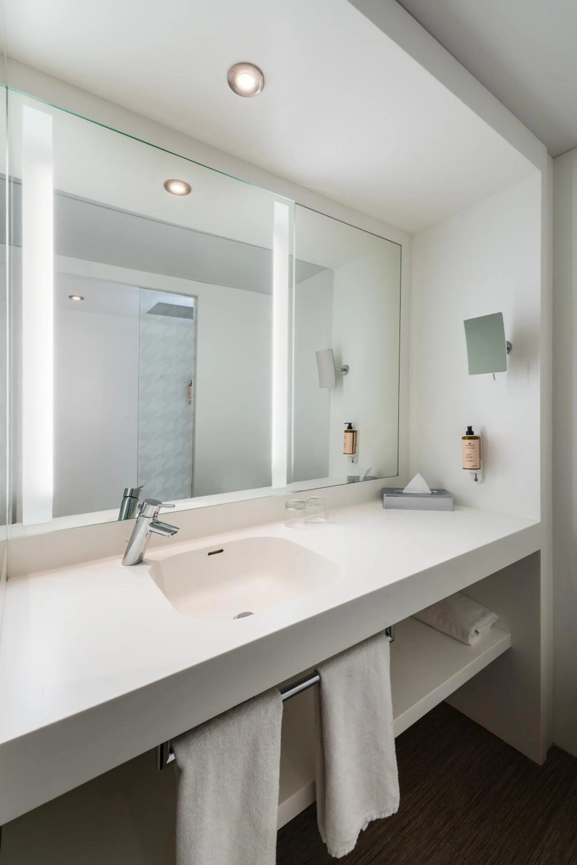 Bathroom in Mercure Paris CDG Airport & Convention