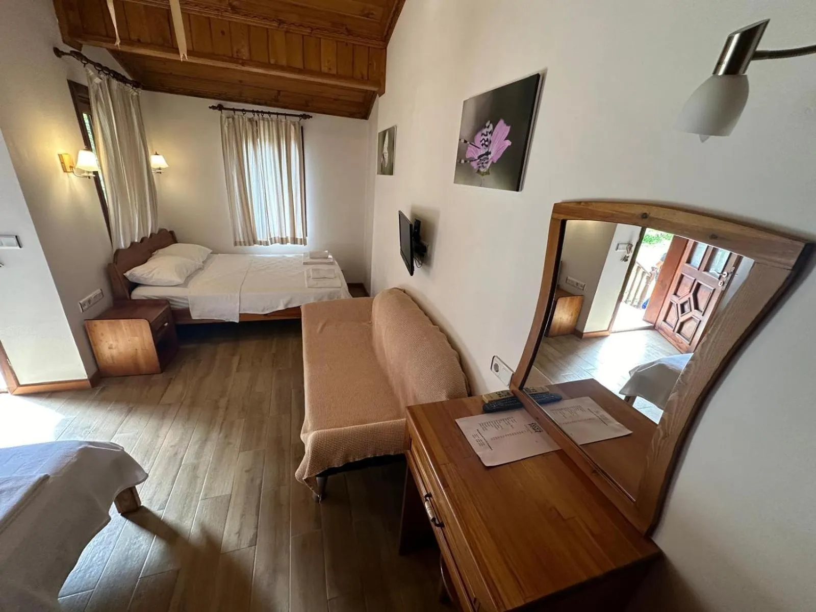 Photo of the whole room in Elly's Home