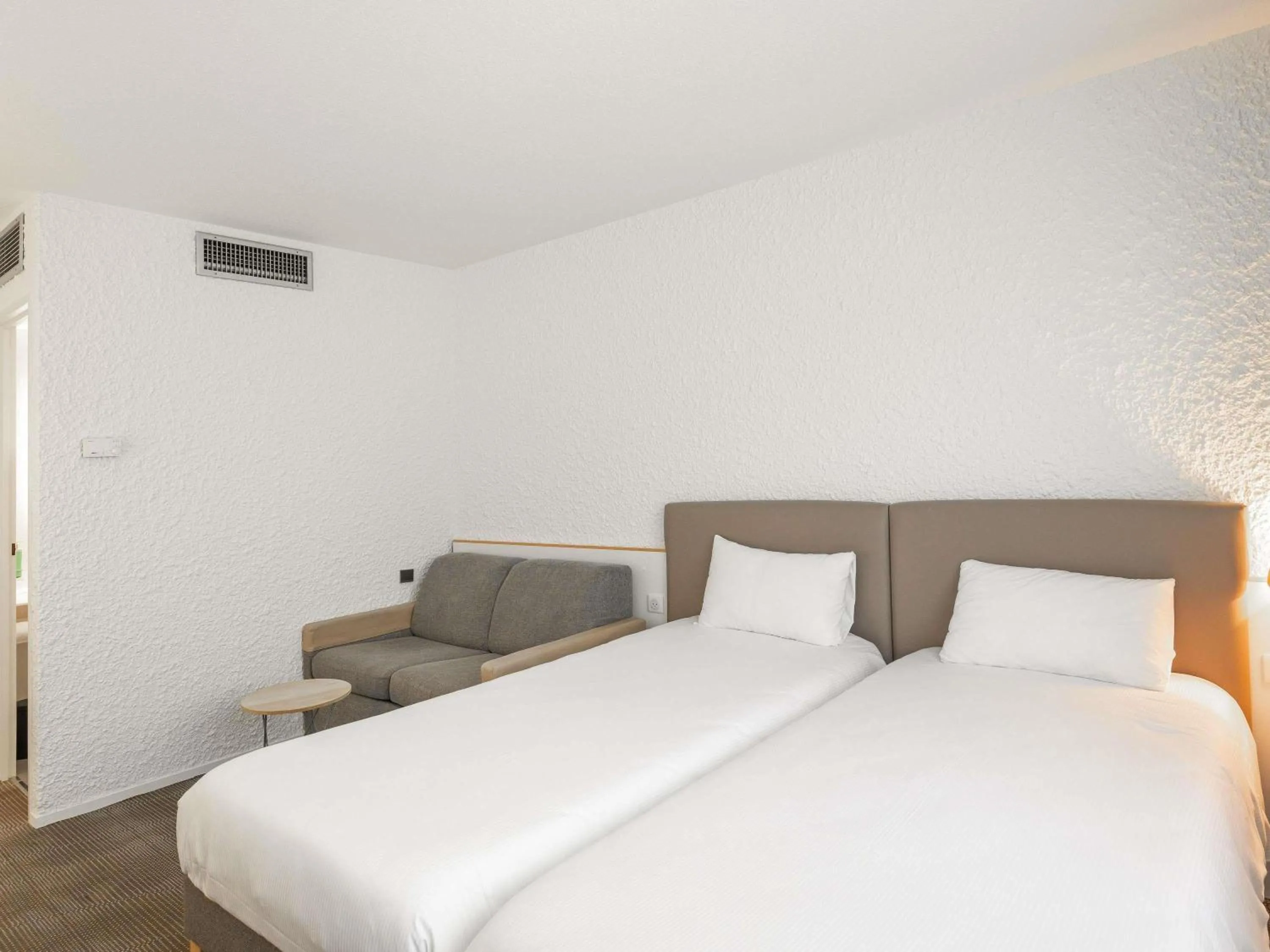 Bedroom, Bed in Novotel Macon Nord - Porte de Bourgogne