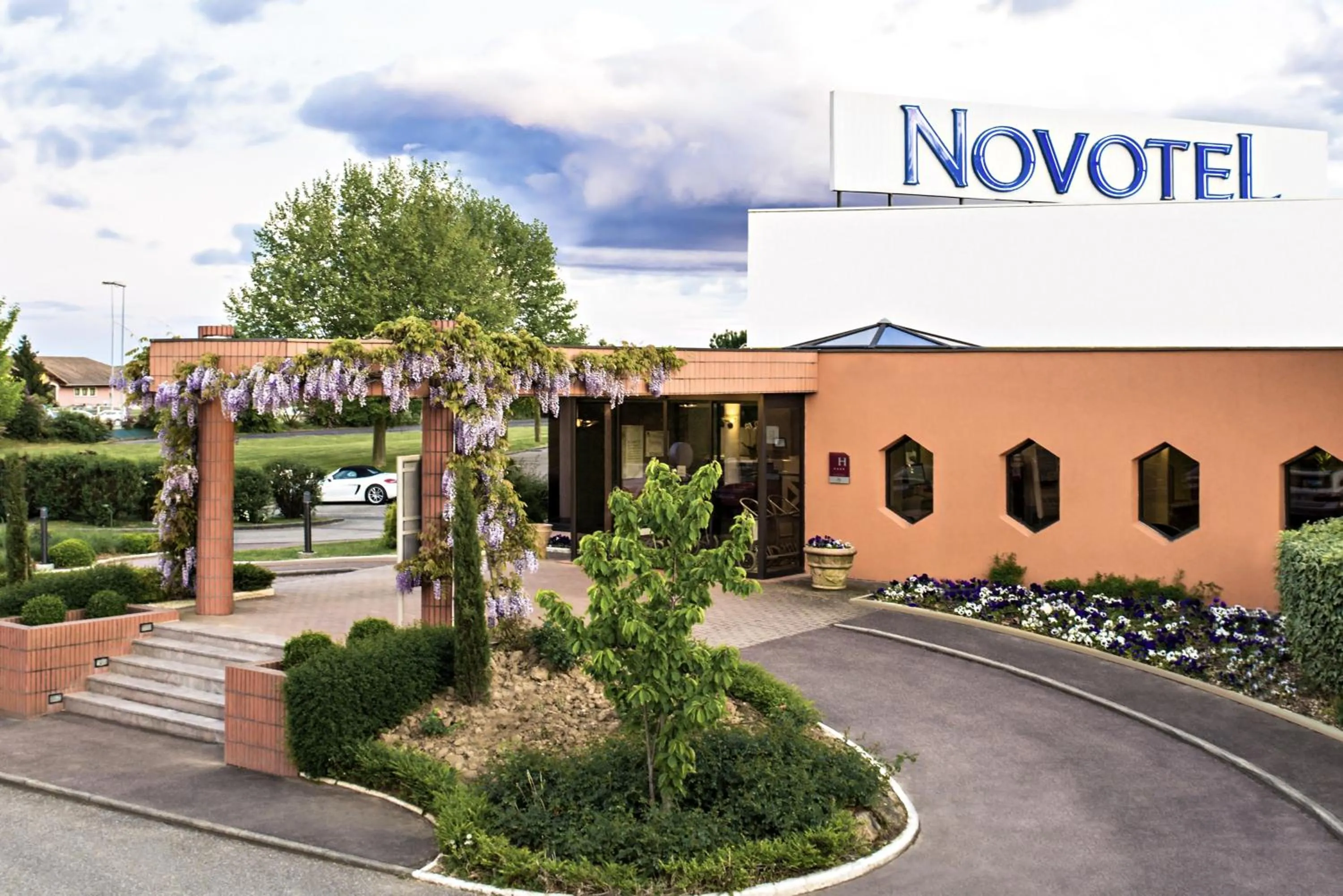 Facade/entrance in Novotel Macon Nord - Porte de Bourgogne