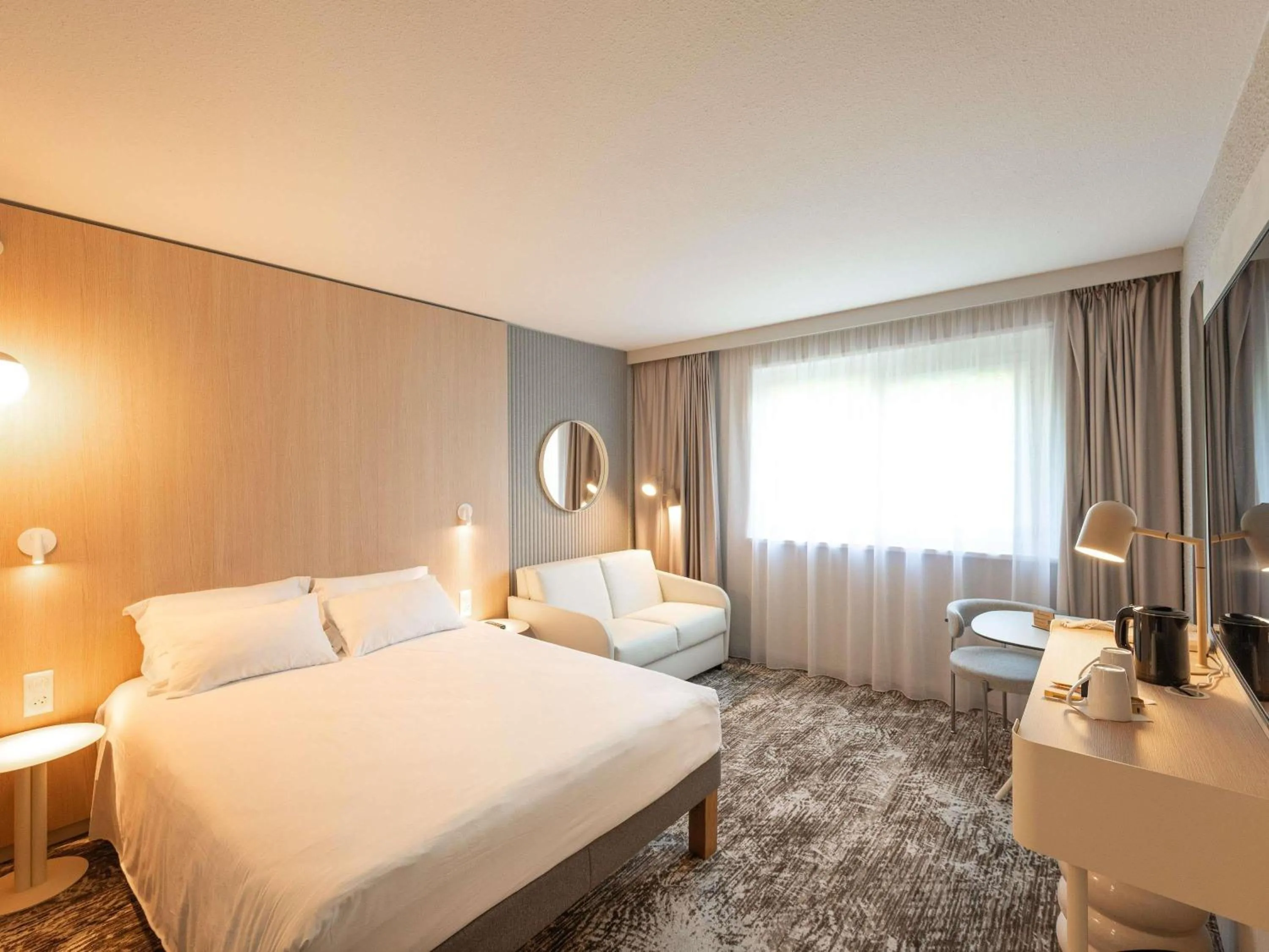 Bedroom, Bed in Novotel Macon Nord - Porte de Bourgogne