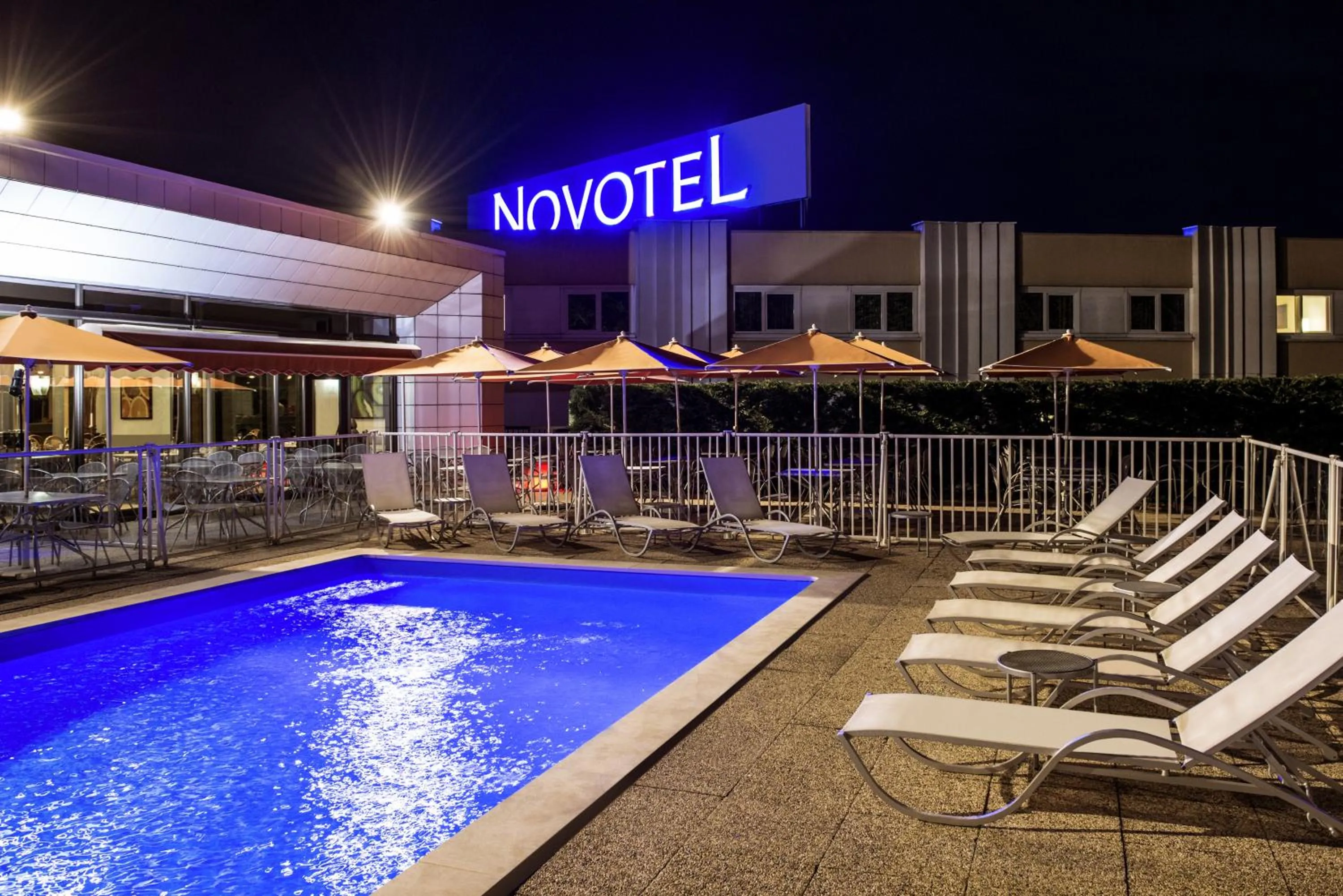 Swimming pool in Novotel Macon Nord - Porte de Bourgogne
