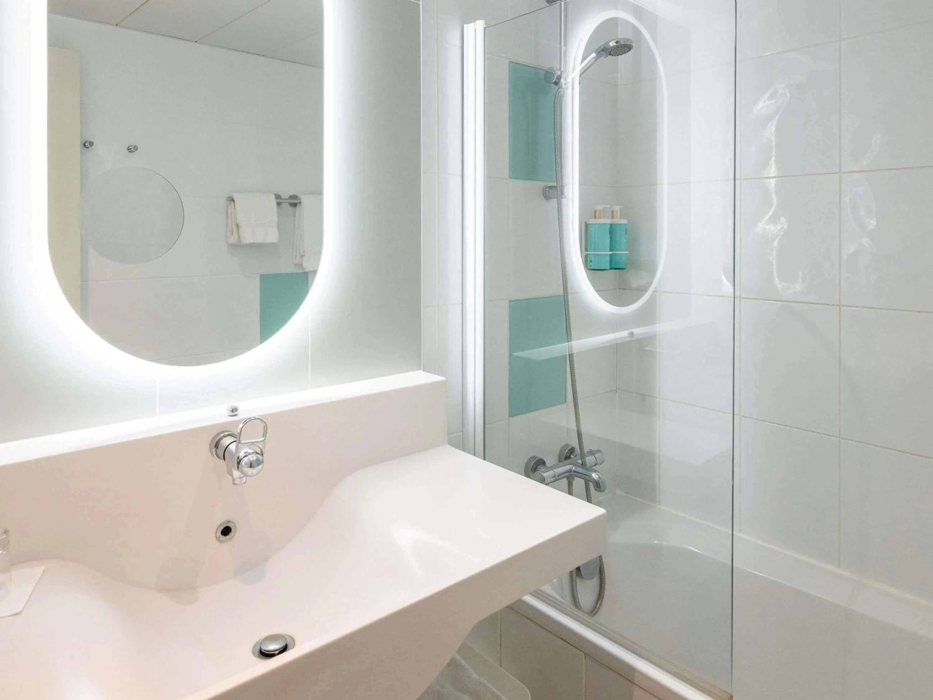 Bedroom in Novotel Macon Nord - Porte de Bourgogne