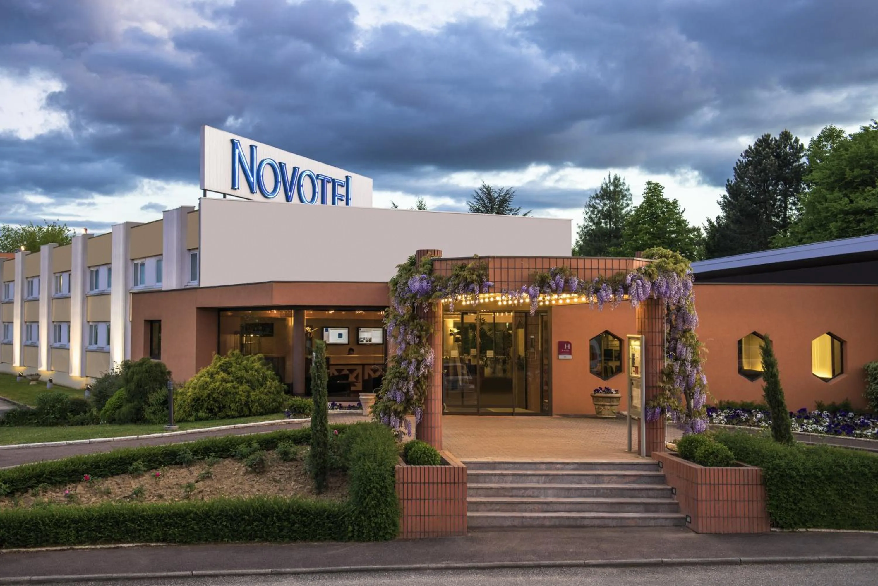 Facade/entrance in Novotel Macon Nord - Porte de Bourgogne