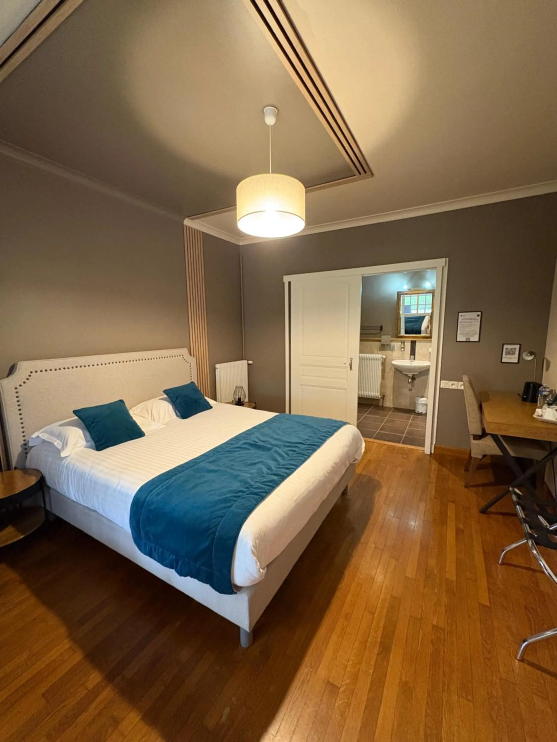 Bed in Hôtel La Vinaigrerie LOGIS