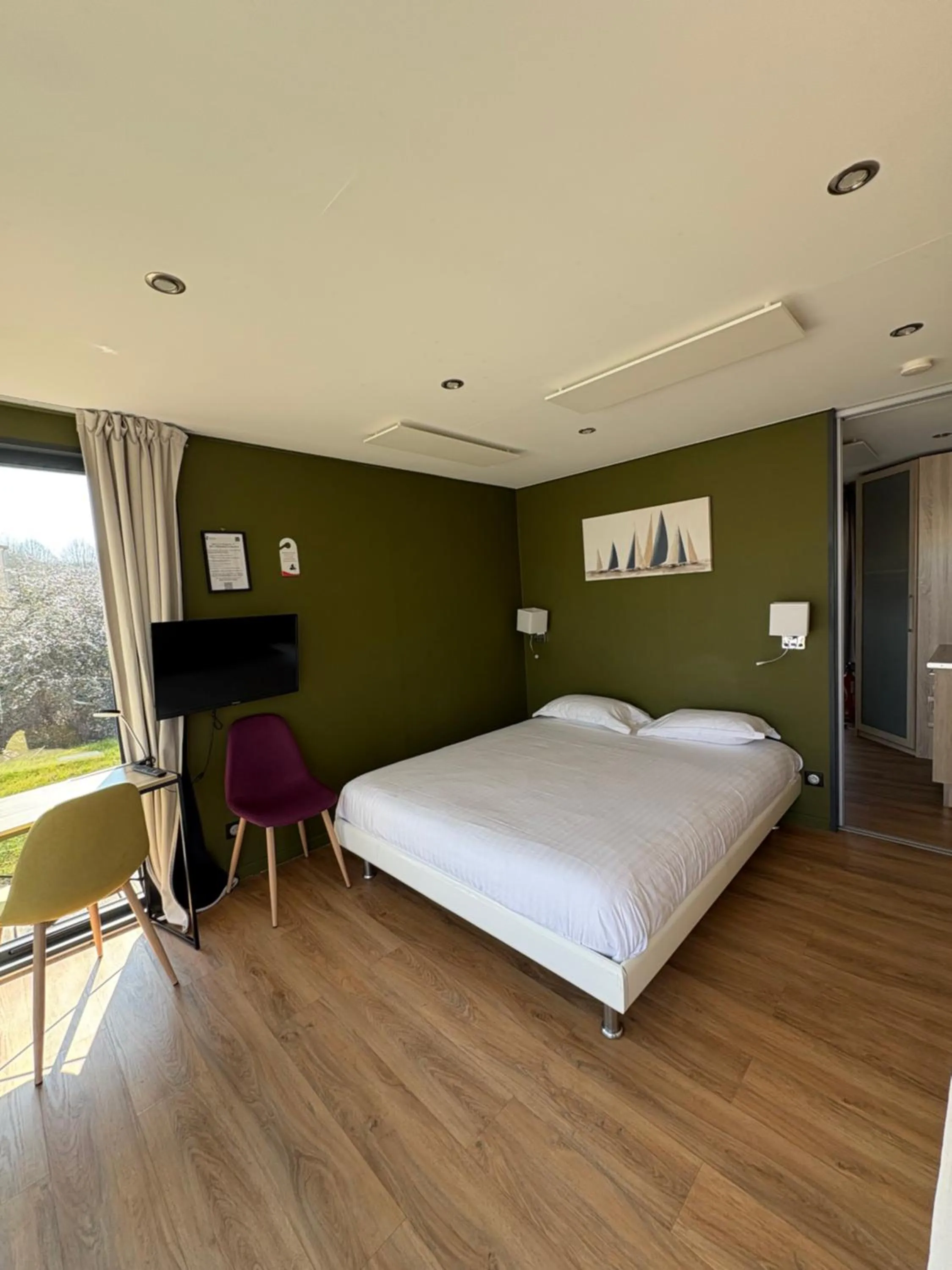 Bed in Hôtel La Vinaigrerie LOGIS