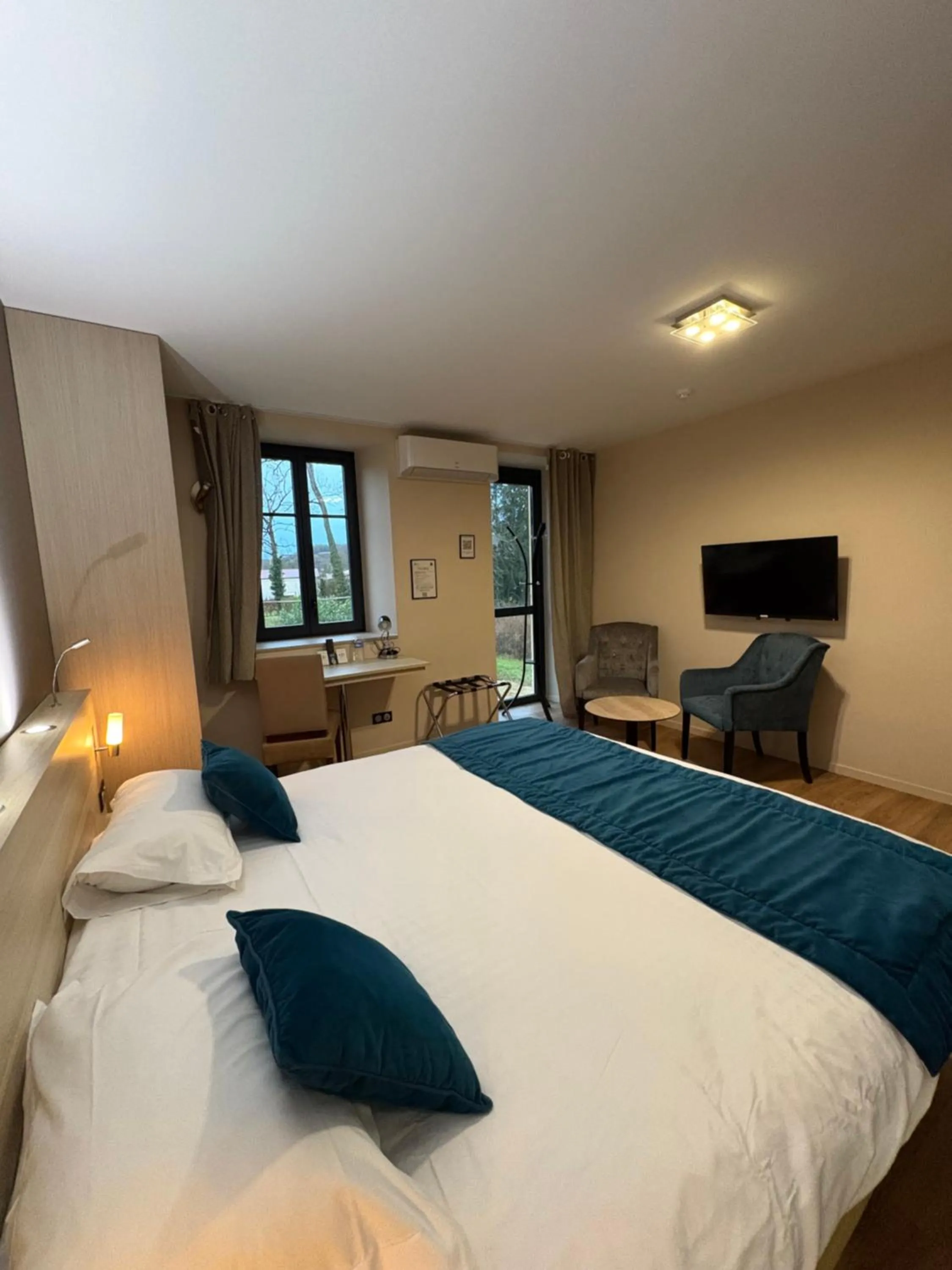 Bed in Hôtel La Vinaigrerie LOGIS