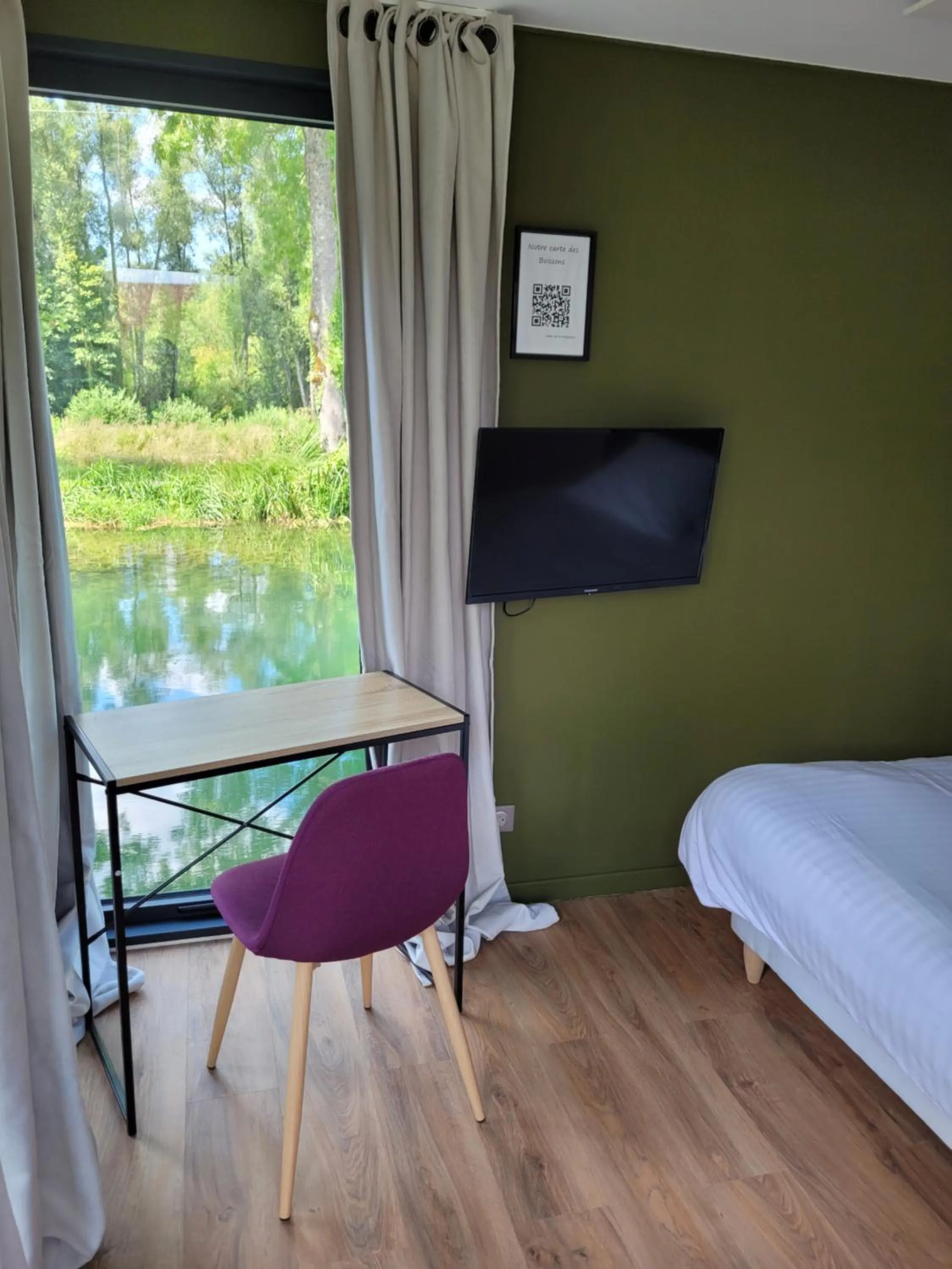 Bed in Hôtel La Vinaigrerie LOGIS