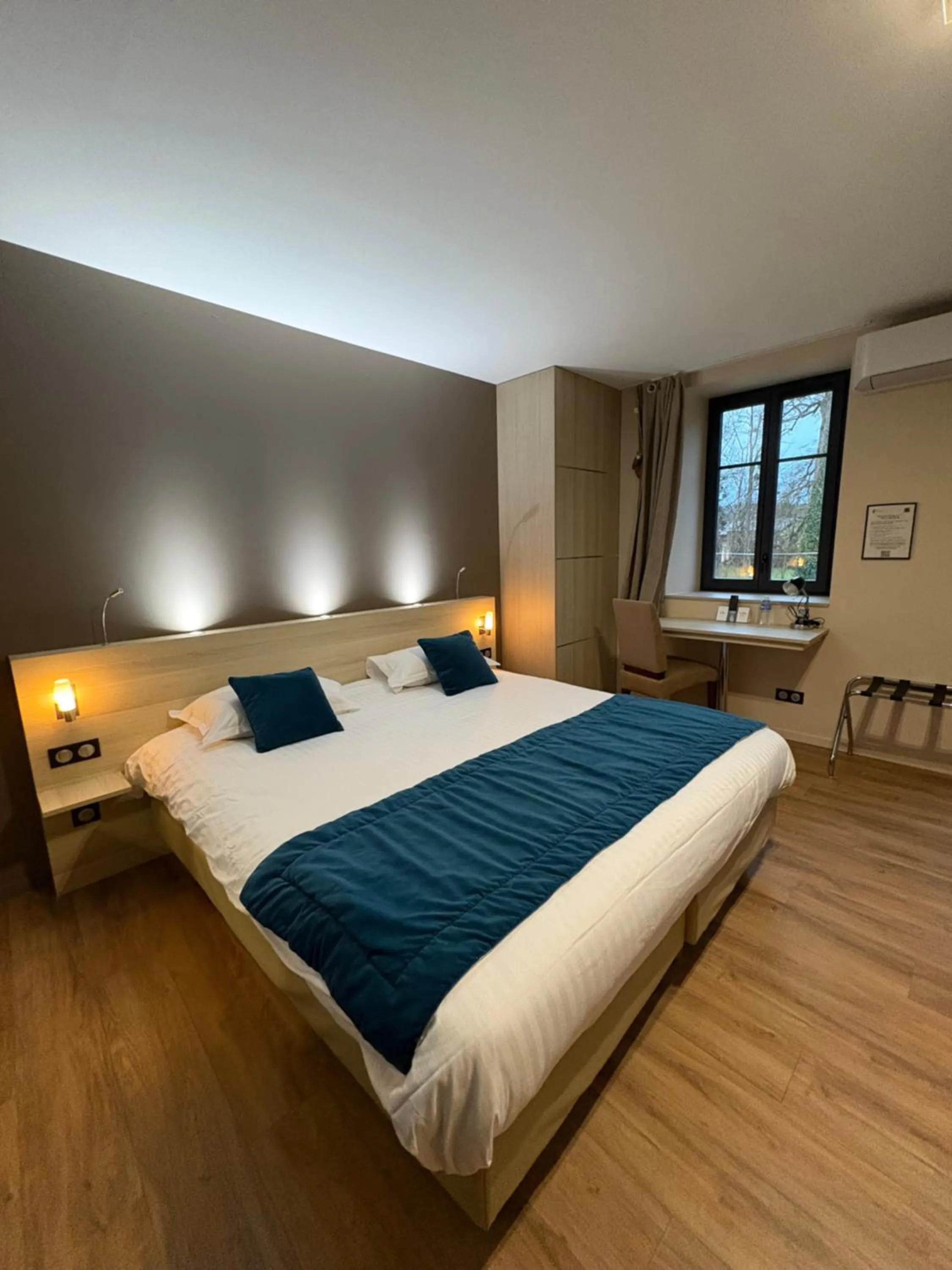 Bed in Hôtel La Vinaigrerie LOGIS