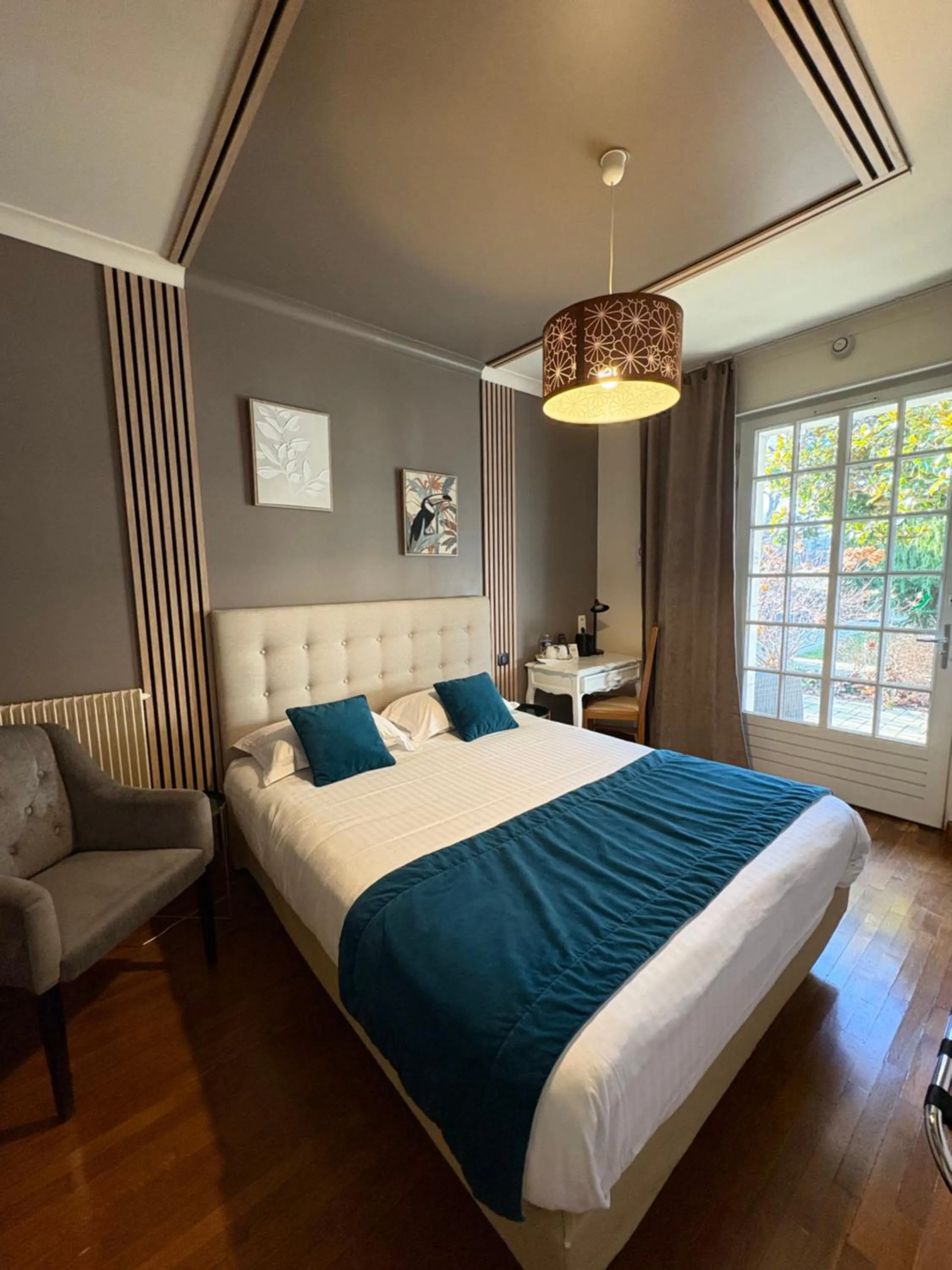 Bed in Hôtel La Vinaigrerie LOGIS