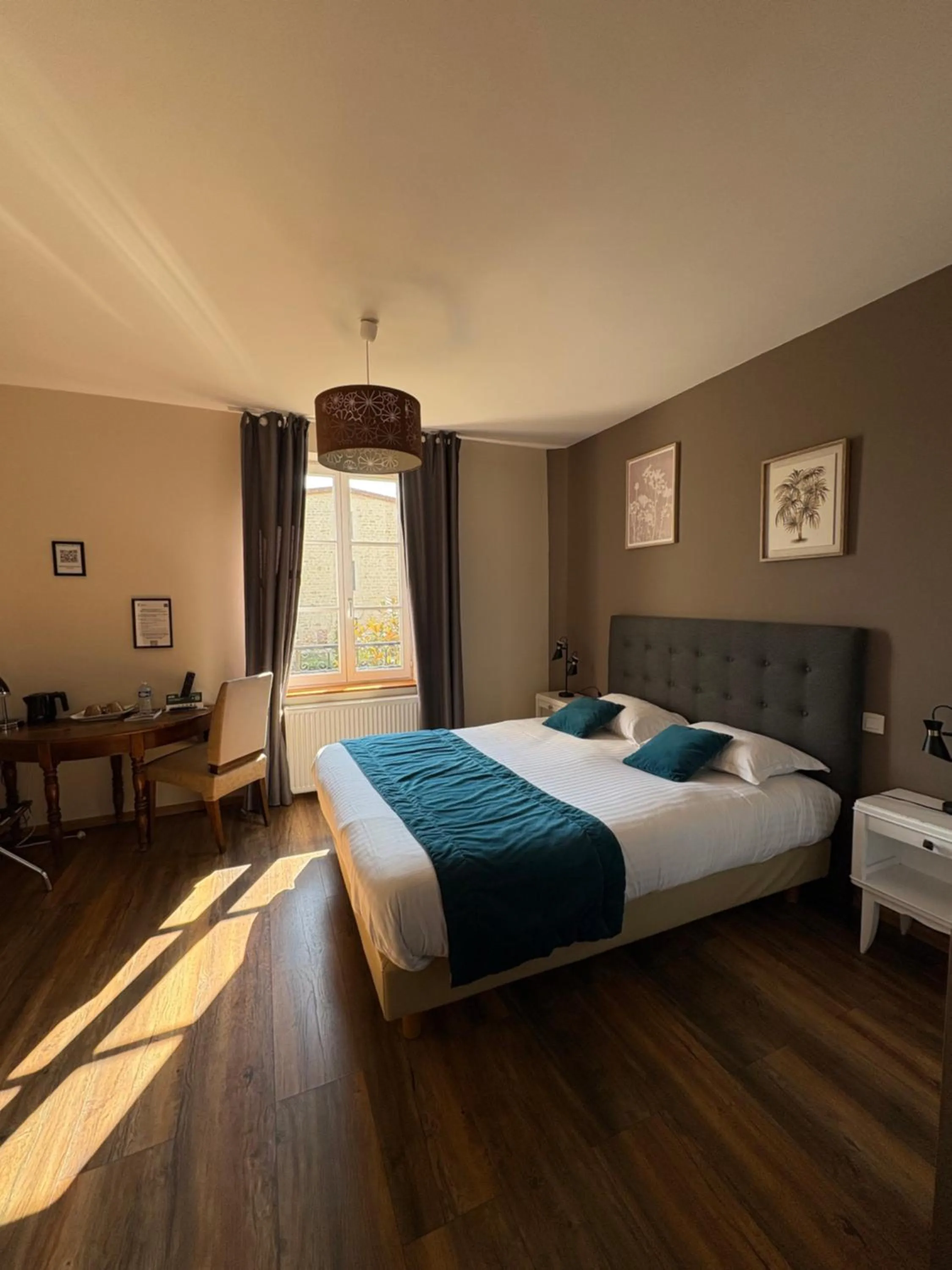 Bed in Hôtel La Vinaigrerie LOGIS