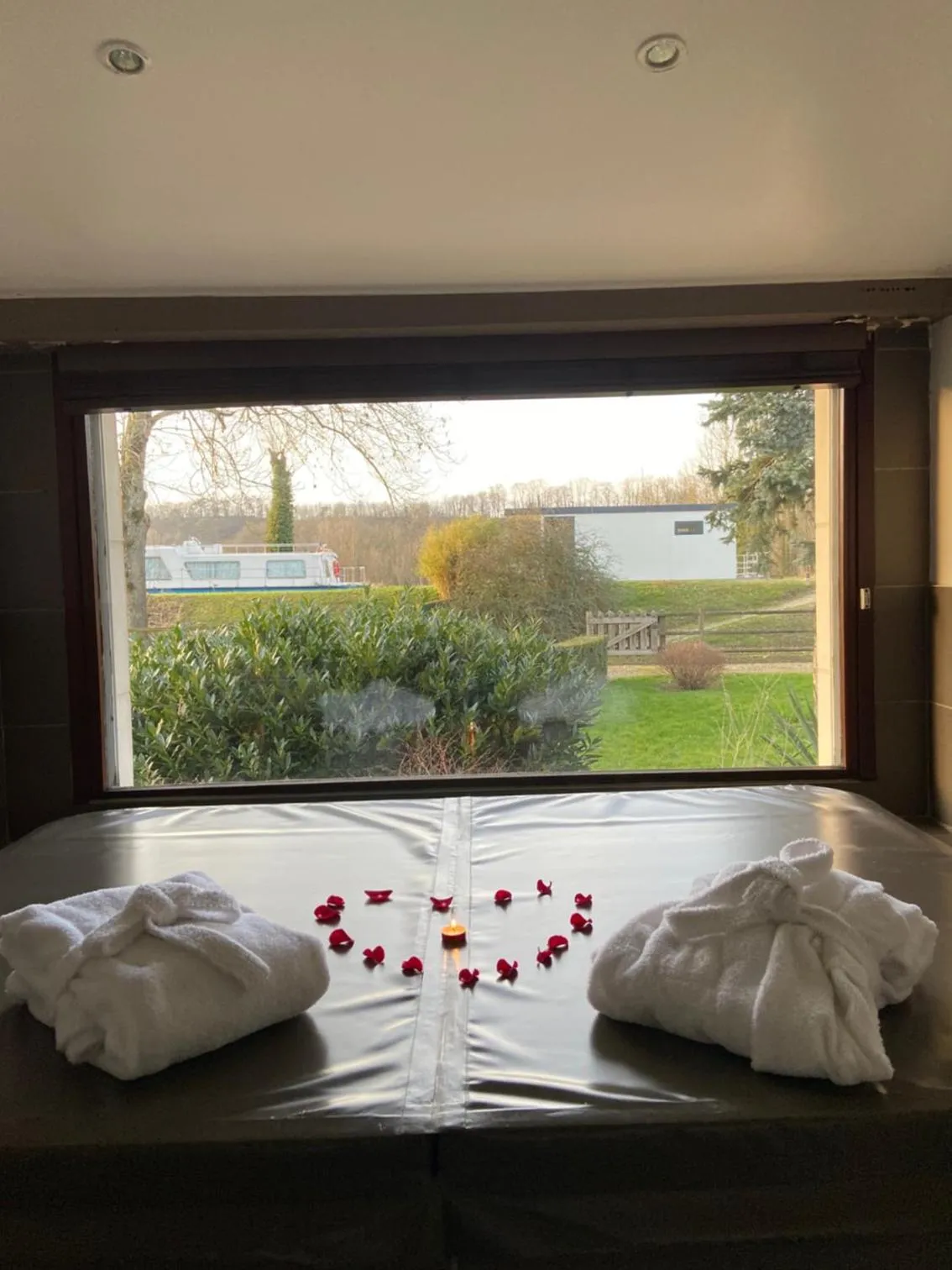 Bed in Hôtel La Vinaigrerie LOGIS