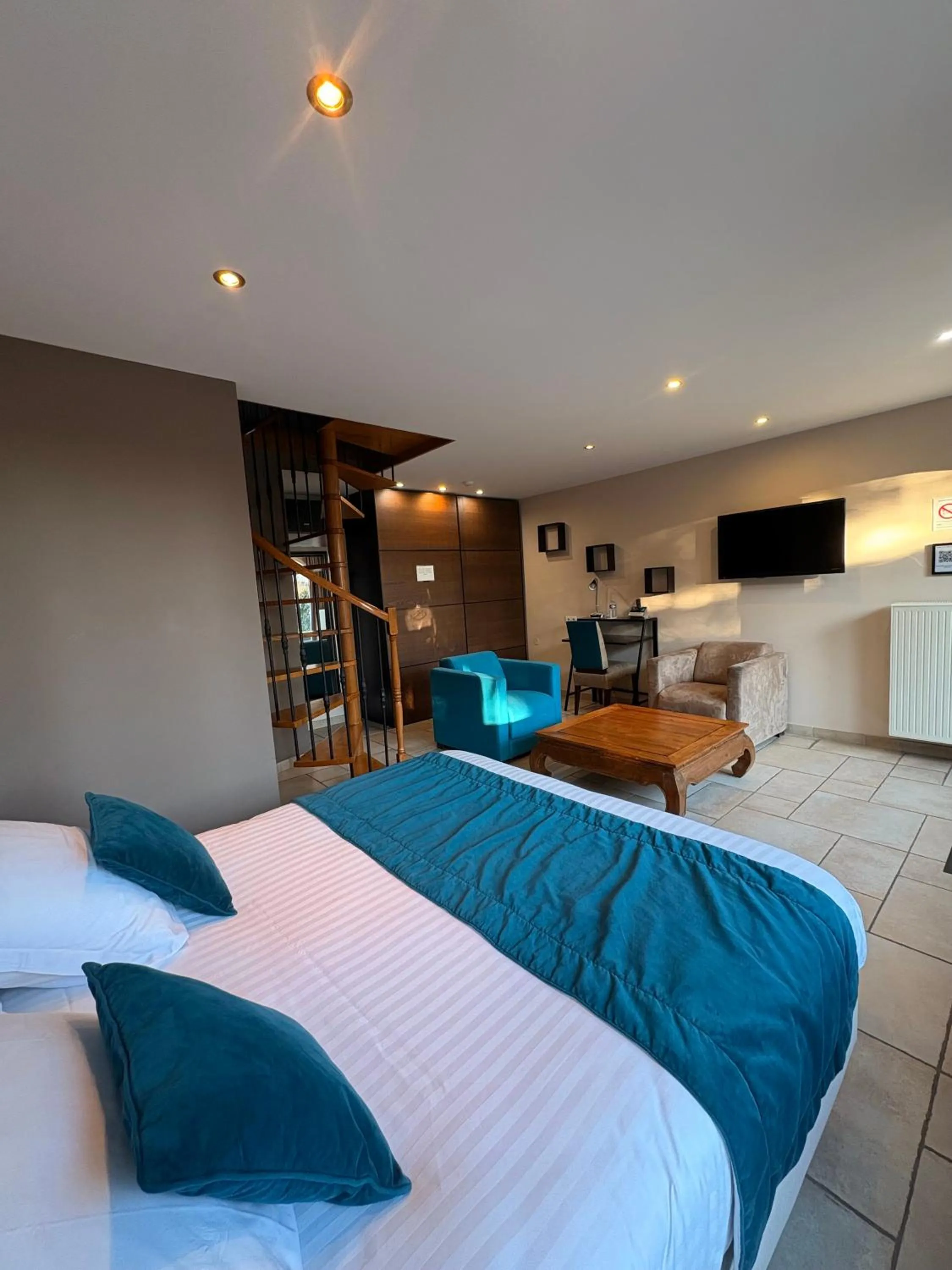 Bed in Hôtel La Vinaigrerie LOGIS