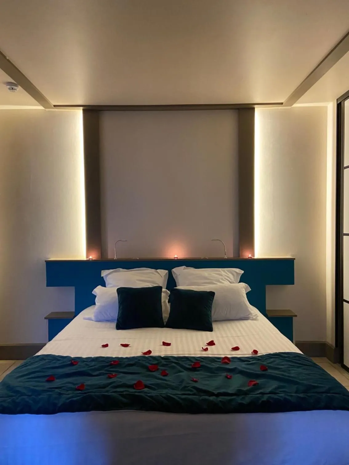 Bed in Hôtel La Vinaigrerie LOGIS