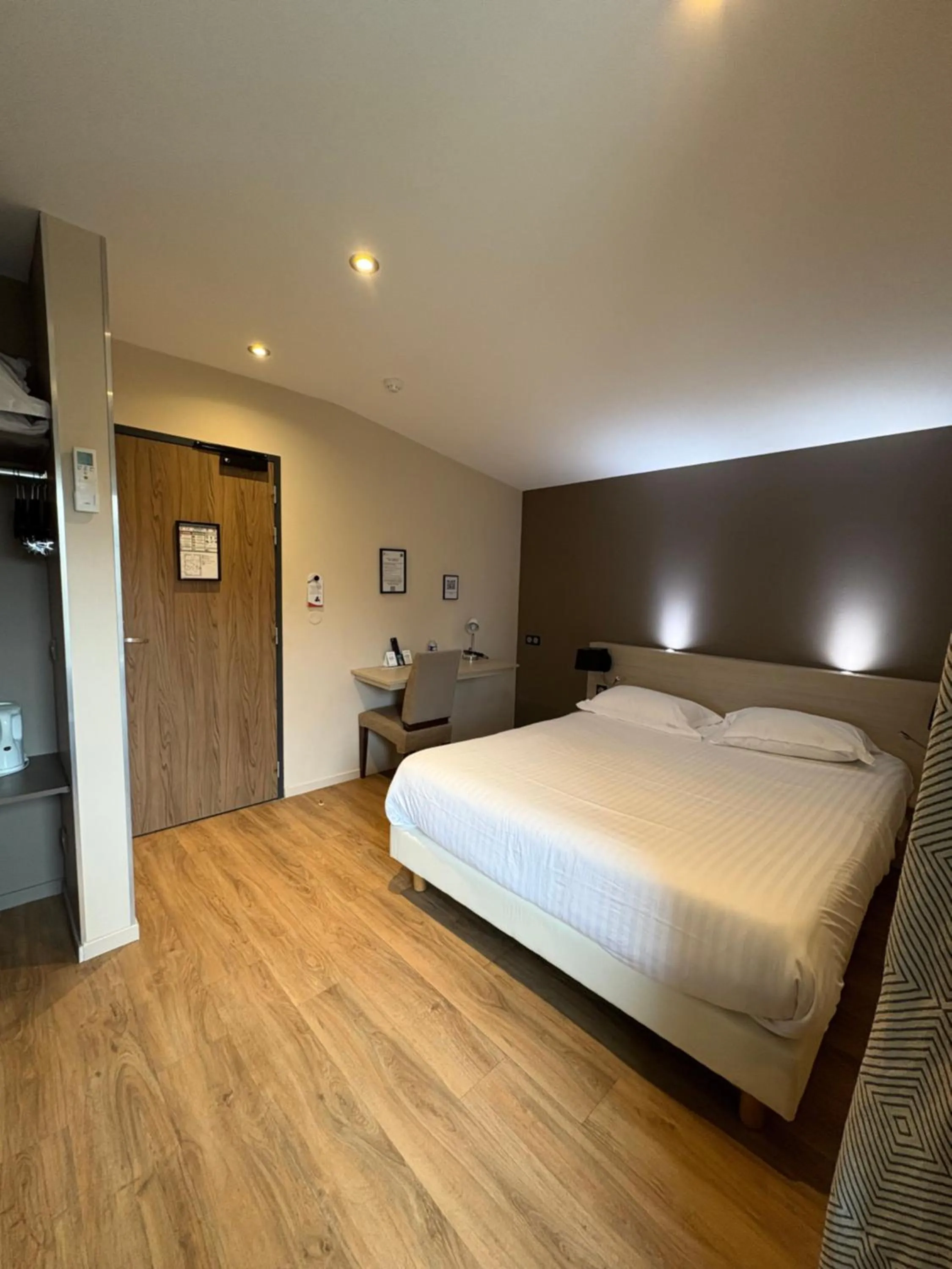 Bed in Hôtel La Vinaigrerie LOGIS