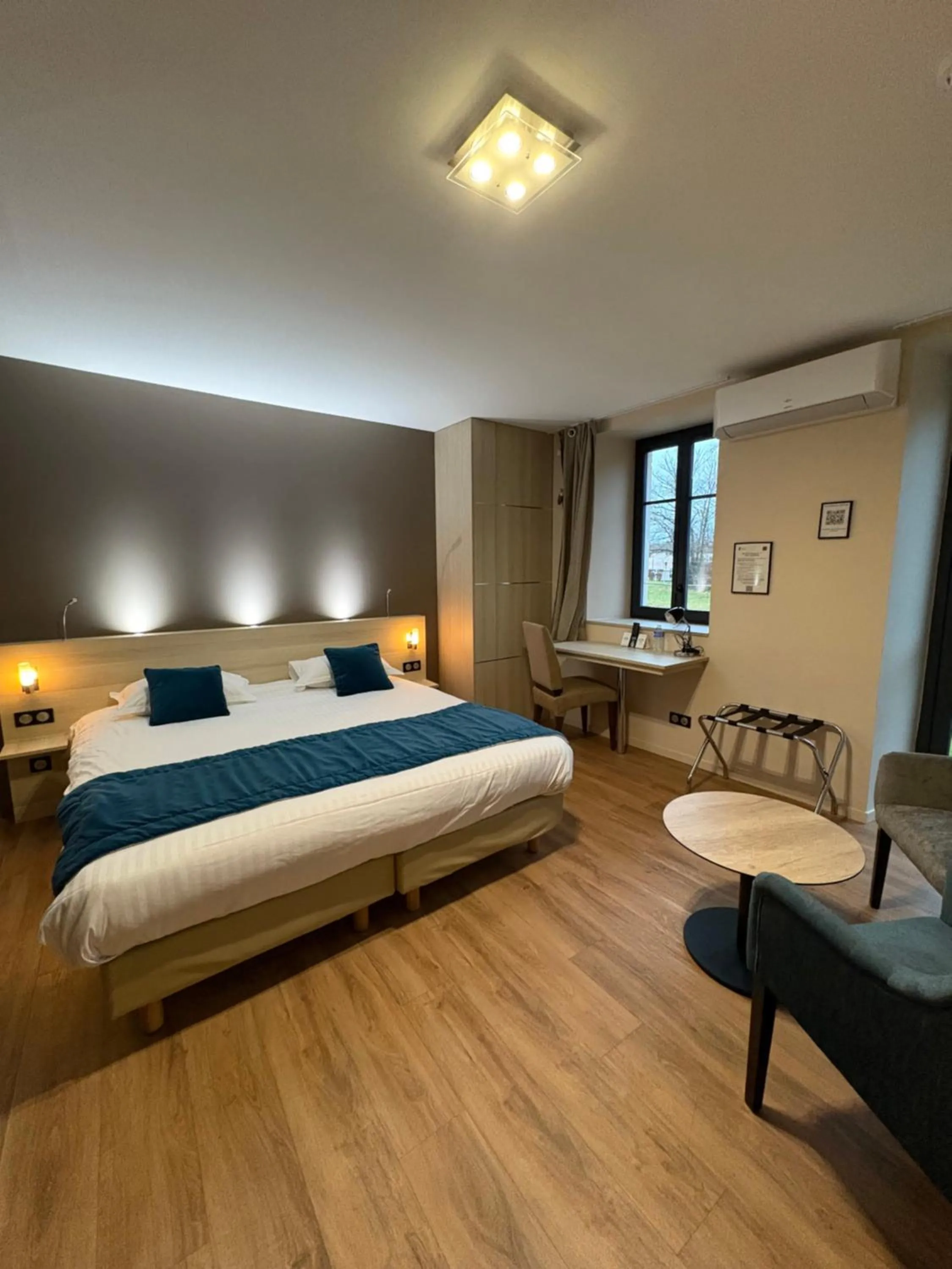 Bed in Hôtel La Vinaigrerie LOGIS