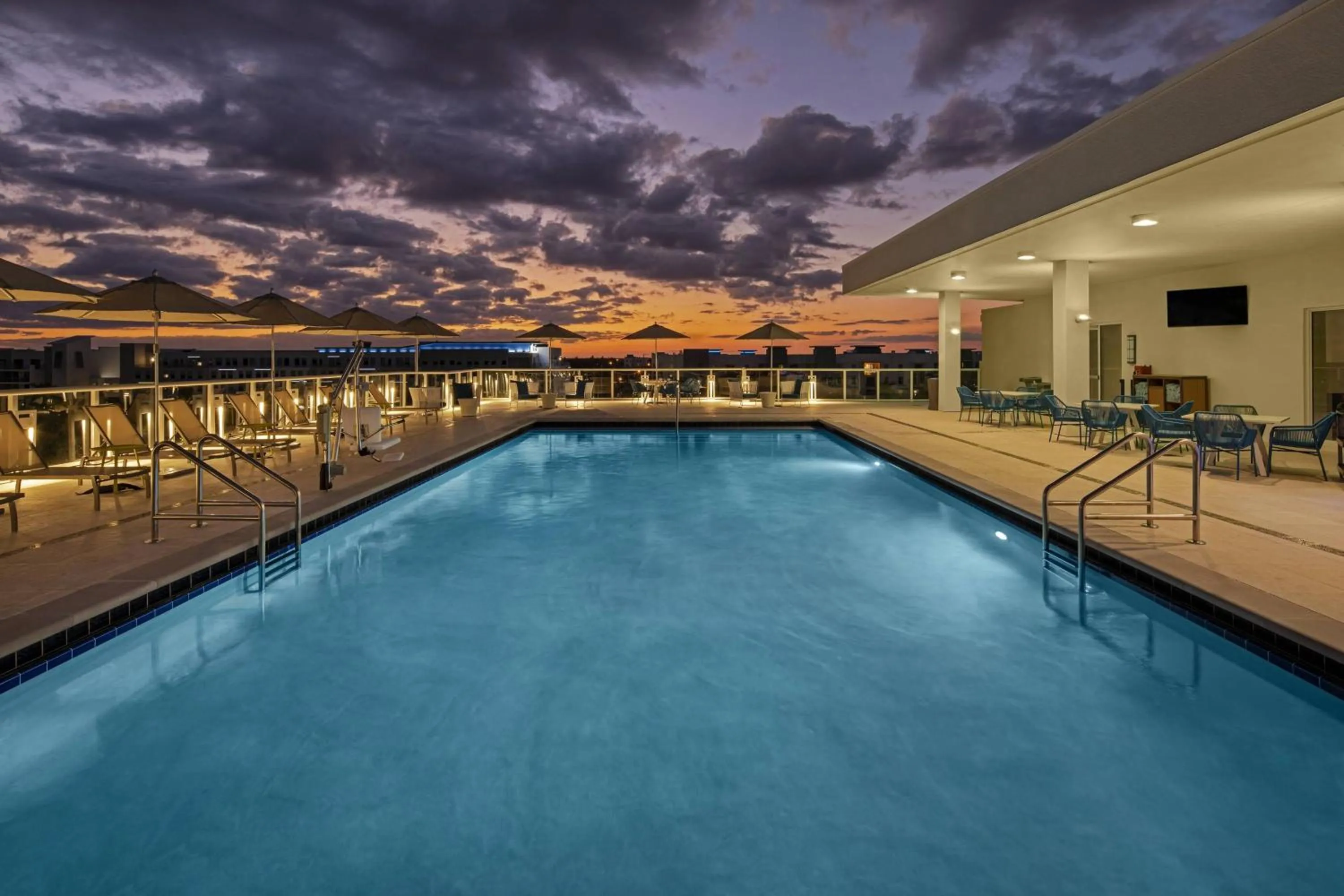 Swimming pool in Courtyard by Marriott Delray Beach