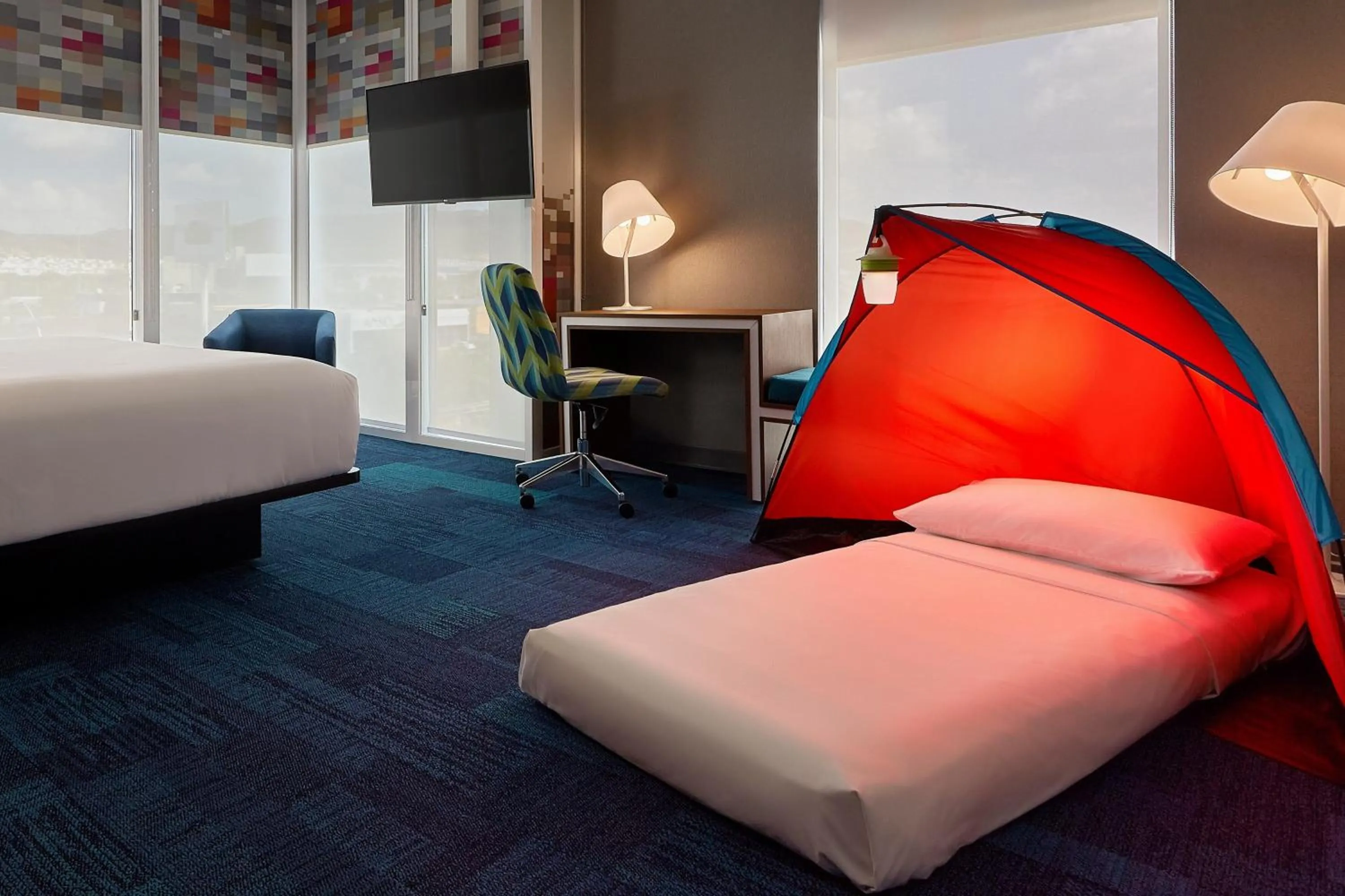 Photo of the whole room, Bed in Aloft Queretaro