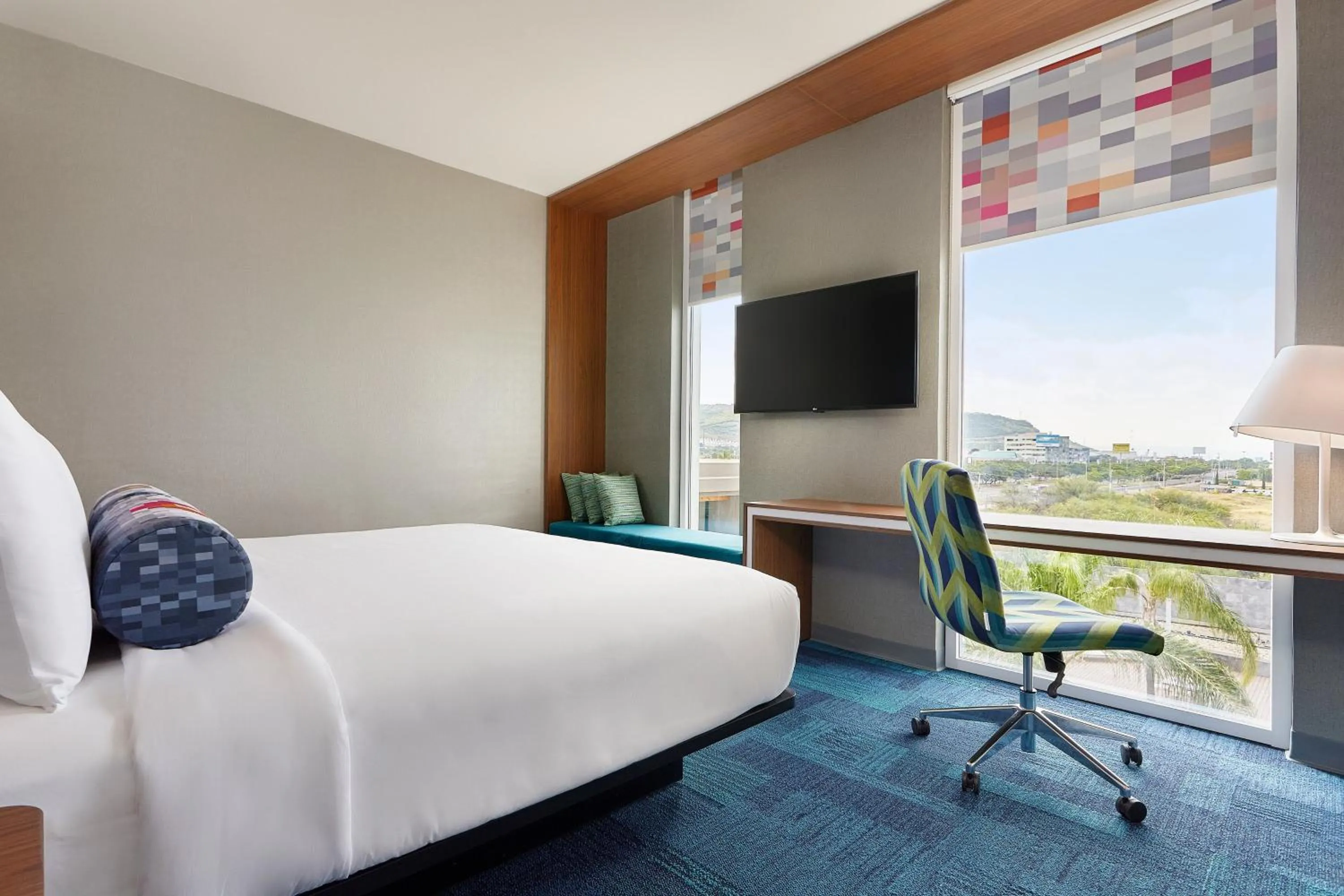 Photo of the whole room, Bed in Aloft Queretaro