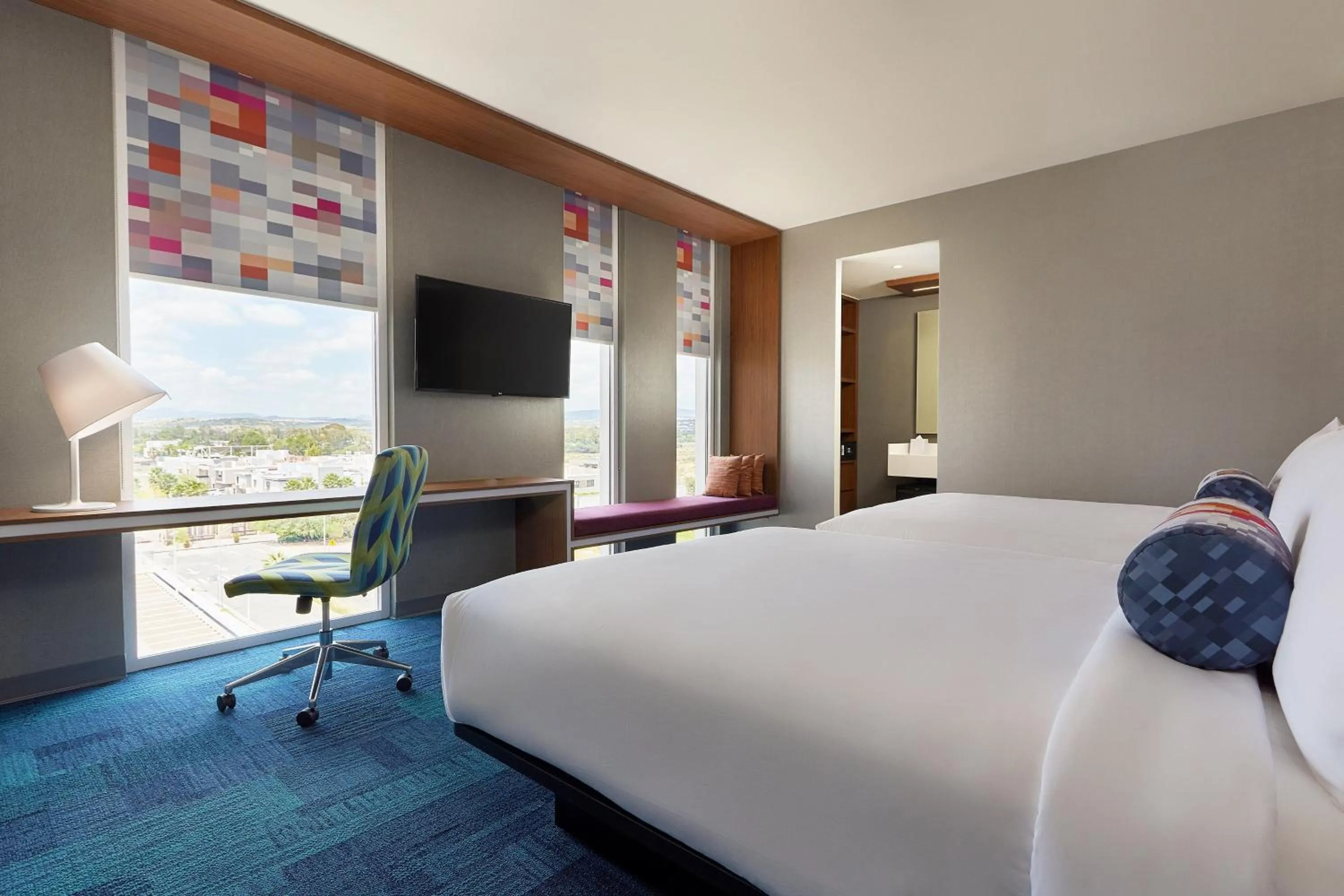 Photo of the whole room, Bed in Aloft Queretaro
