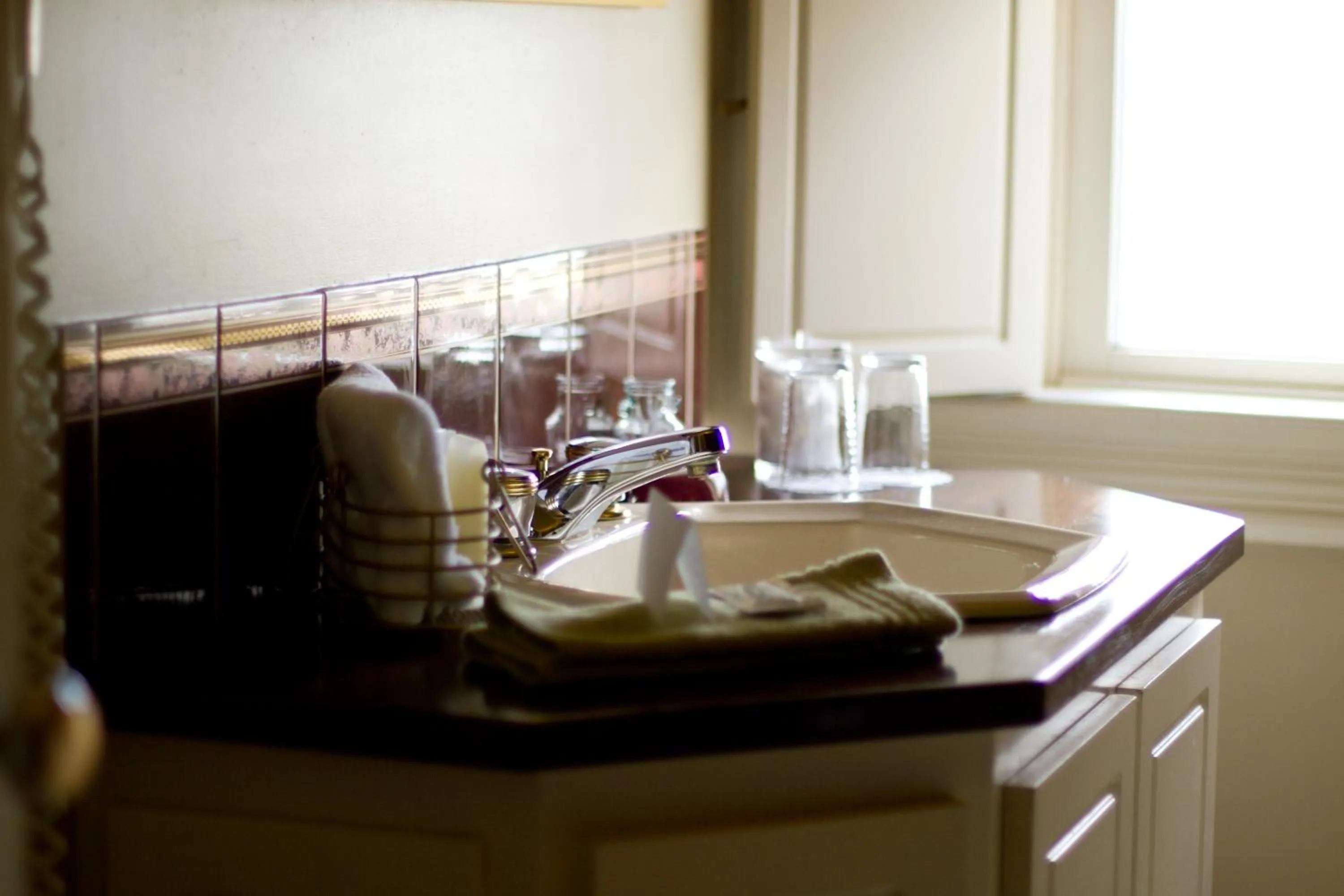 Kitchen/Kitchenette in Victoria's Historic Inn
