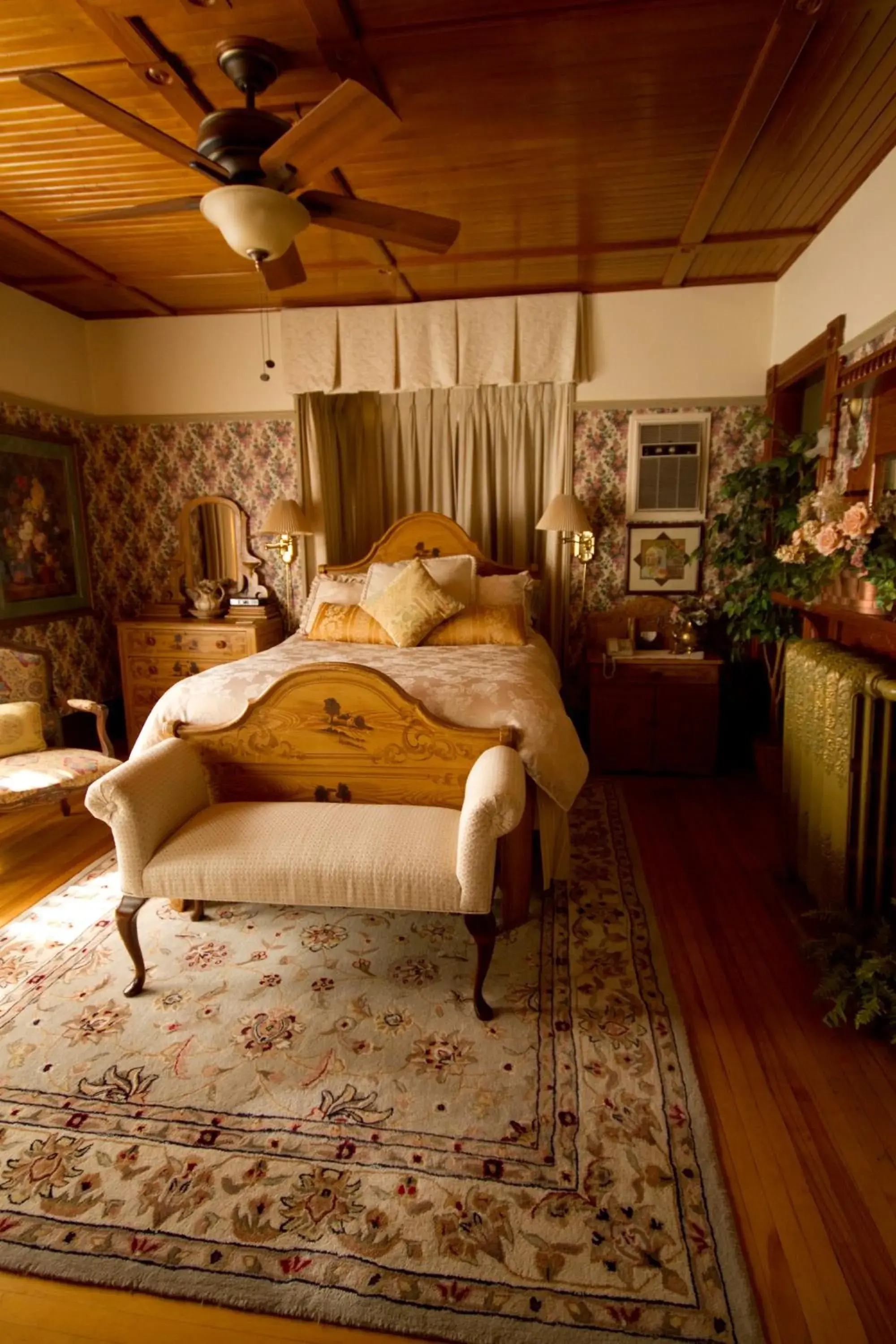 Queen Suite with Spa Bath in Victoria's Historic Inn Queen Suite with Spa Bath in Victoria's Historic Inn