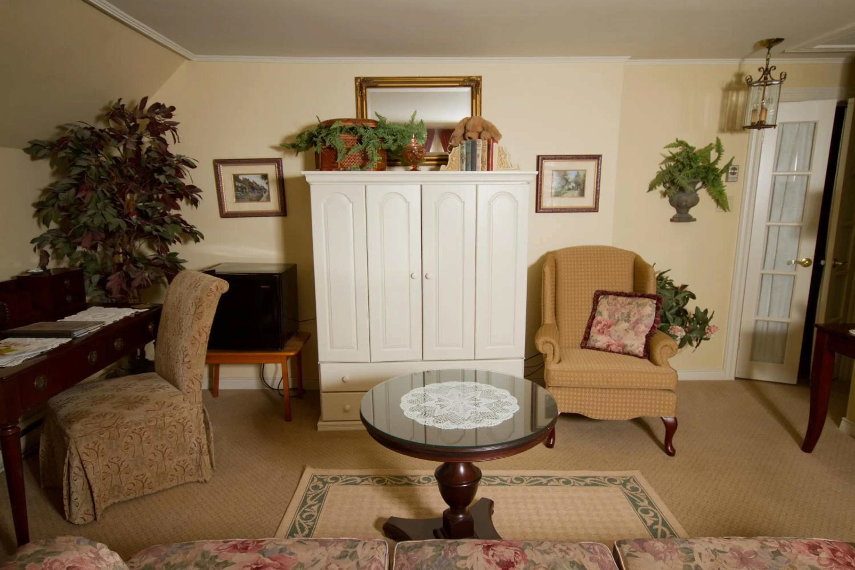 Living room, Seating Area in Victoria's Historic Inn