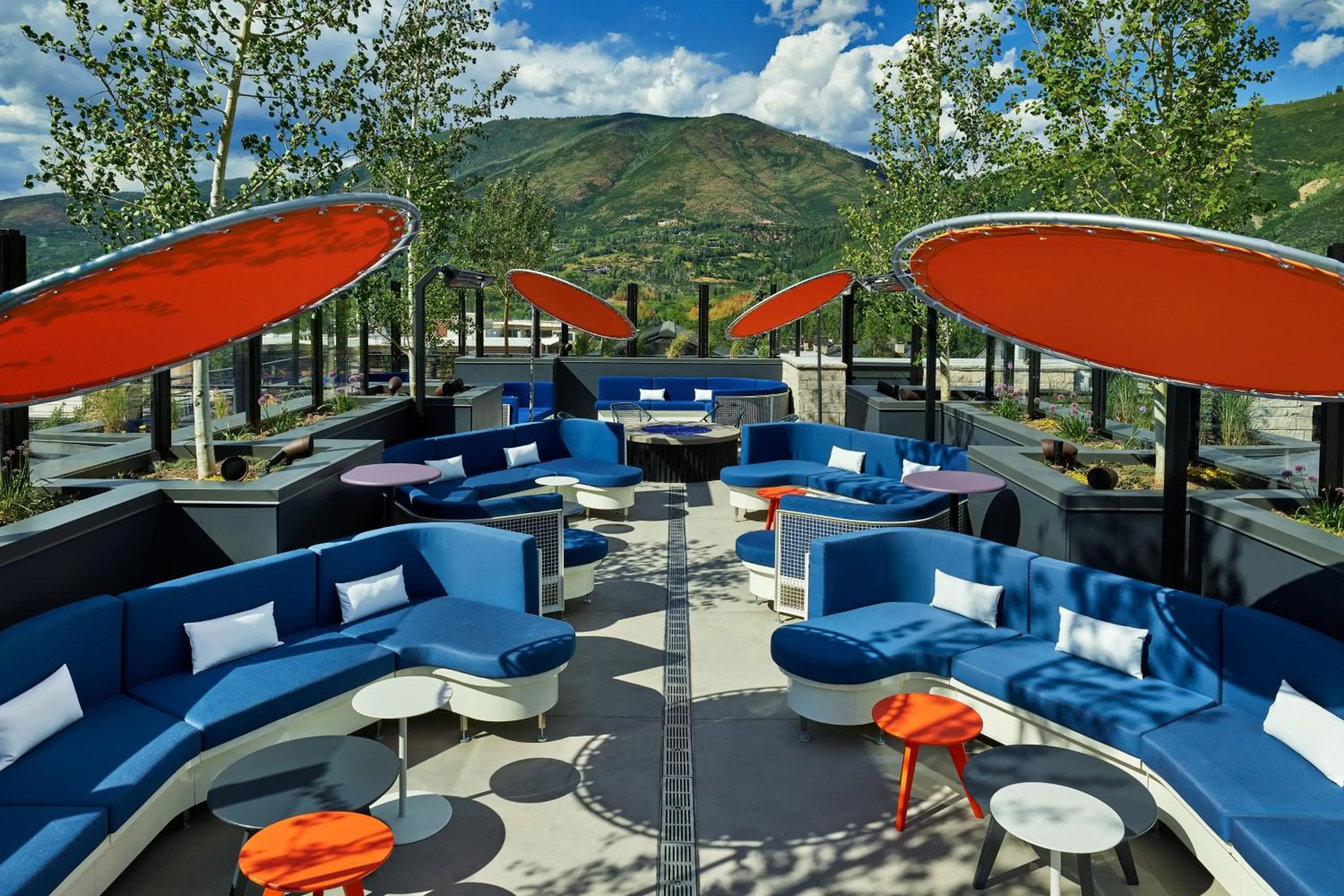 Lounge or bar in W Aspen