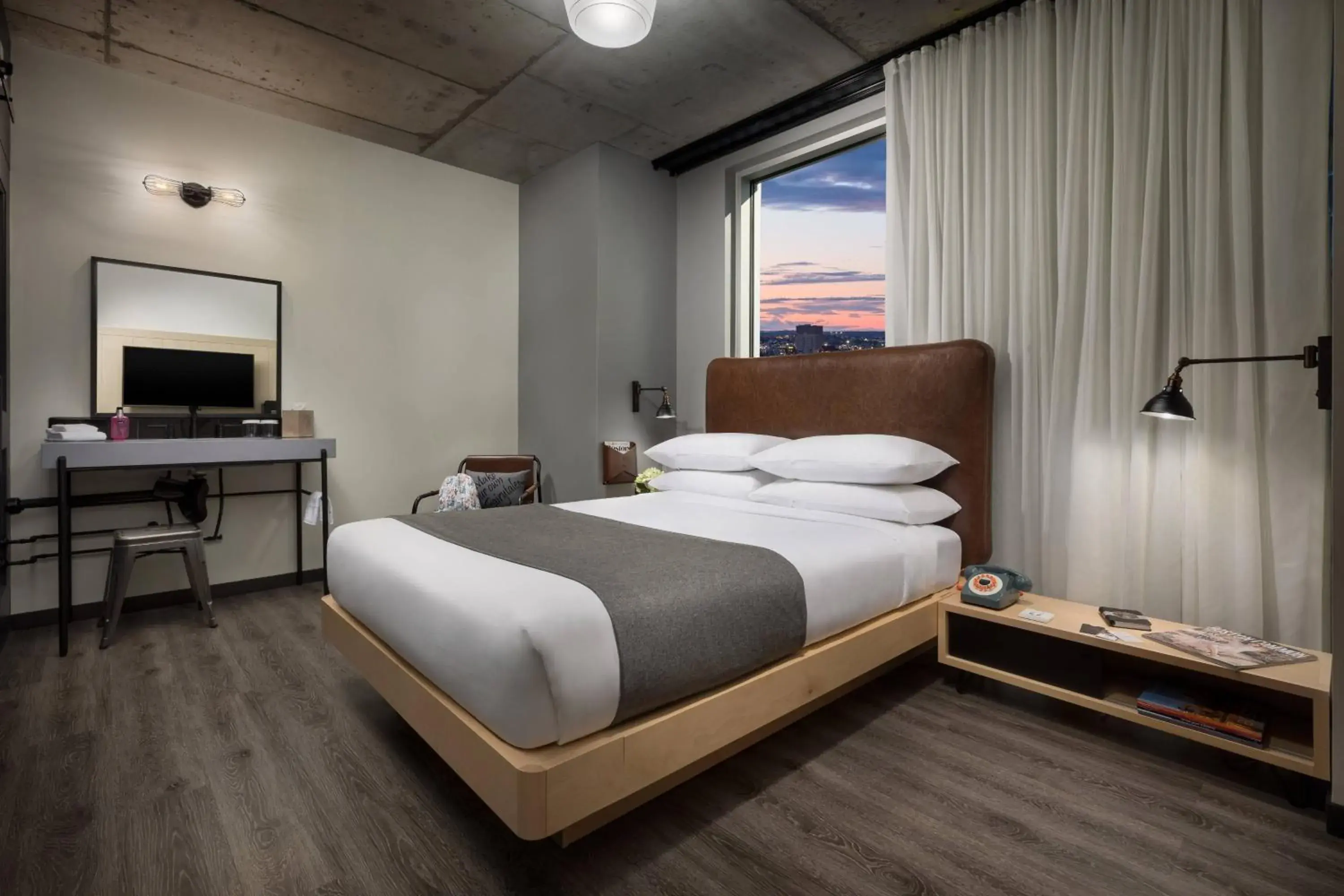 River View, Guest room, 1 Queen in Moxy Boston Downtown River View, Guest room, 1 Queen in Moxy Boston Downtown