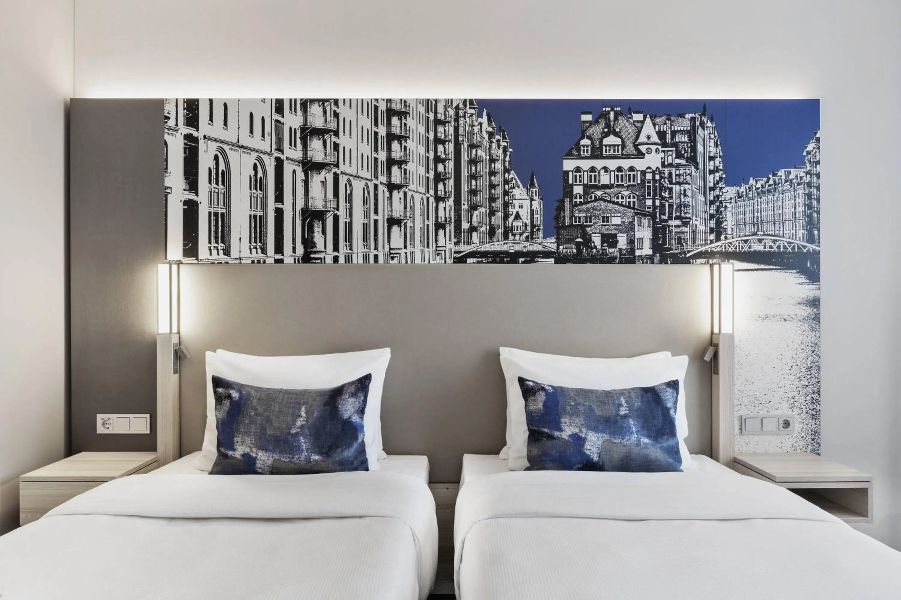 Photo of the whole room, Bed in Courtyard by Marriott Hamburg City