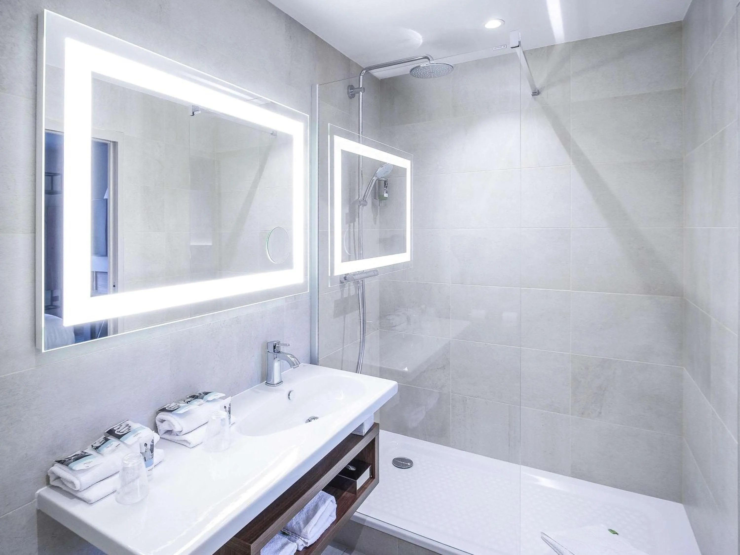 Photo of the whole room in Mercure Rennes Centre Place Bretagne