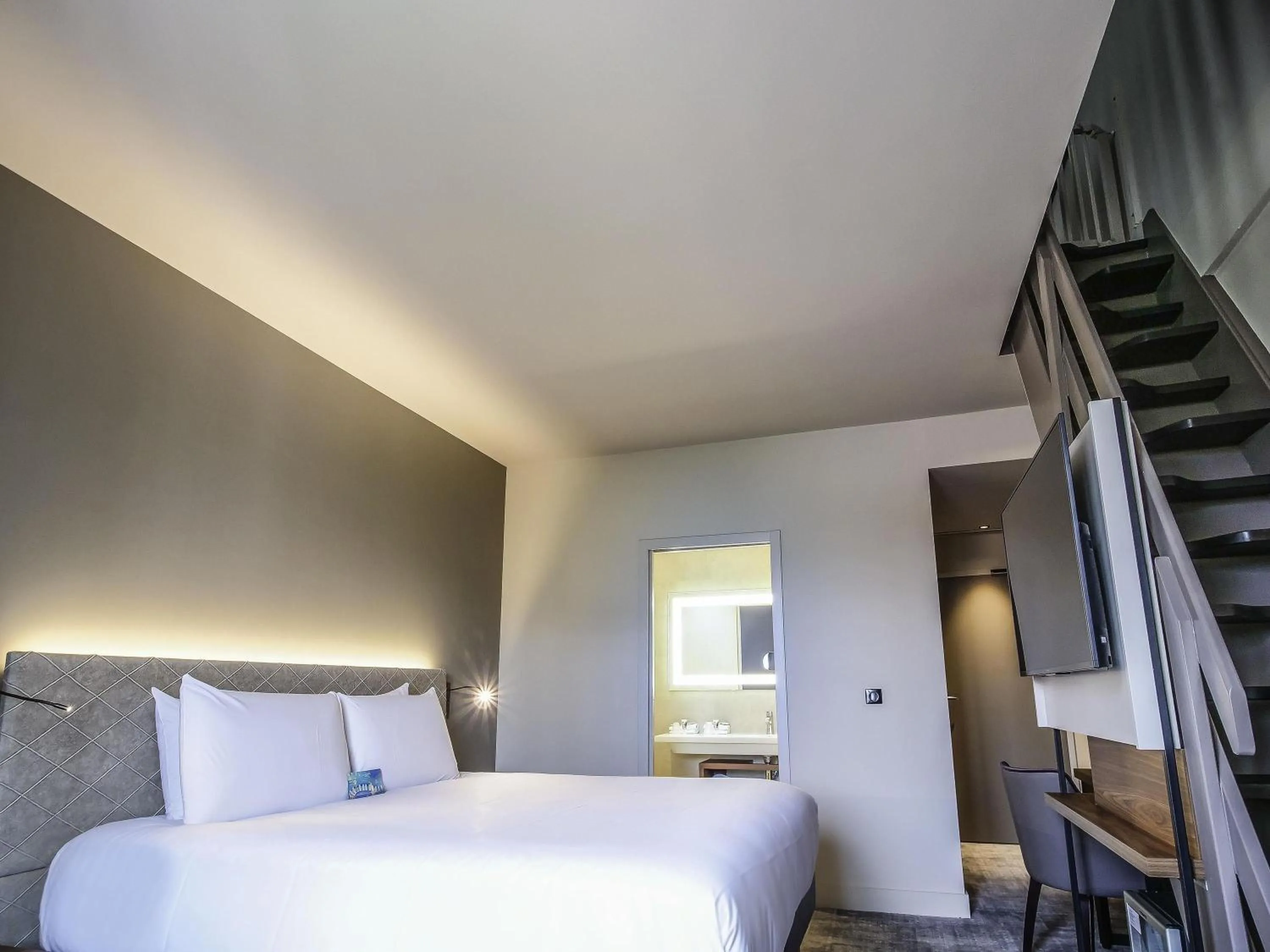 Bedroom, Bed in Mercure Rennes Centre Place Bretagne