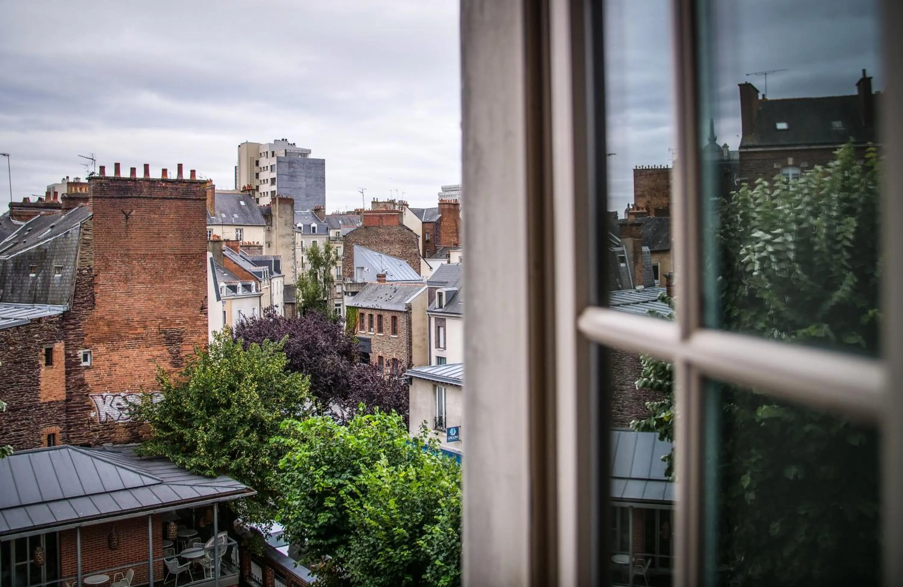 Quiet street view in Mercure Rennes Centre Place Bretagne