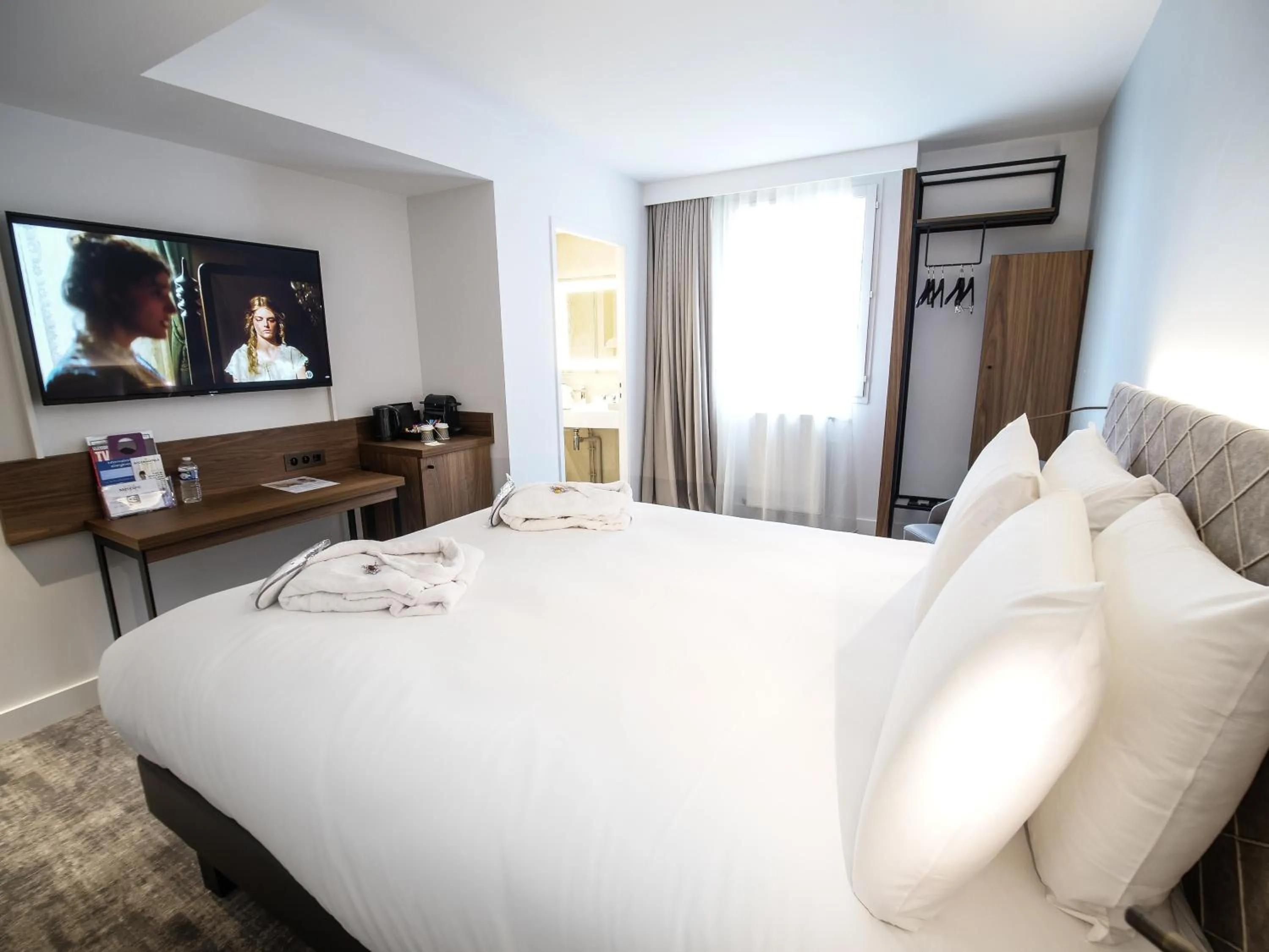 TV and multimedia, Bed in Mercure Rennes Centre Place Bretagne