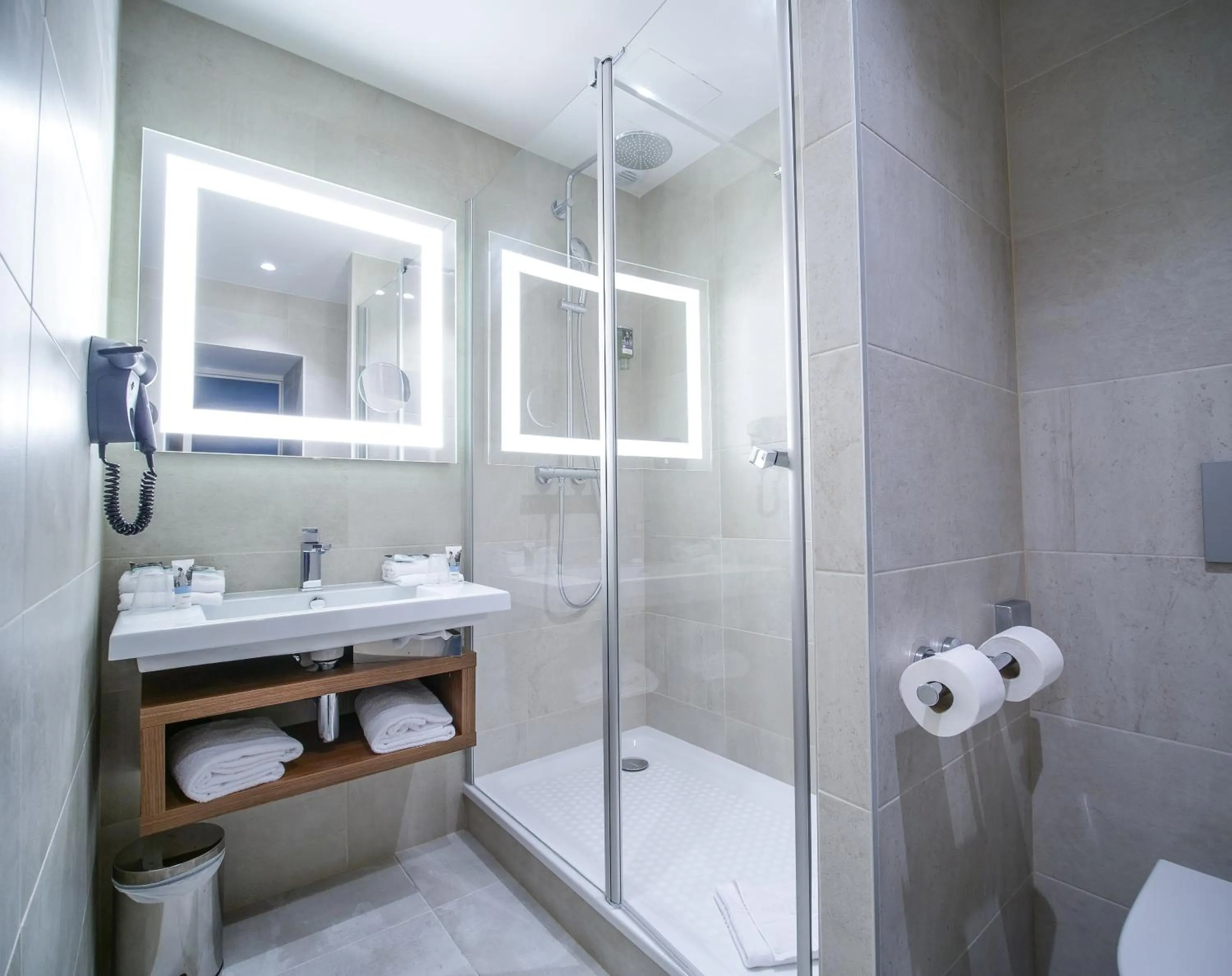 Shower in Mercure Rennes Centre Place Bretagne