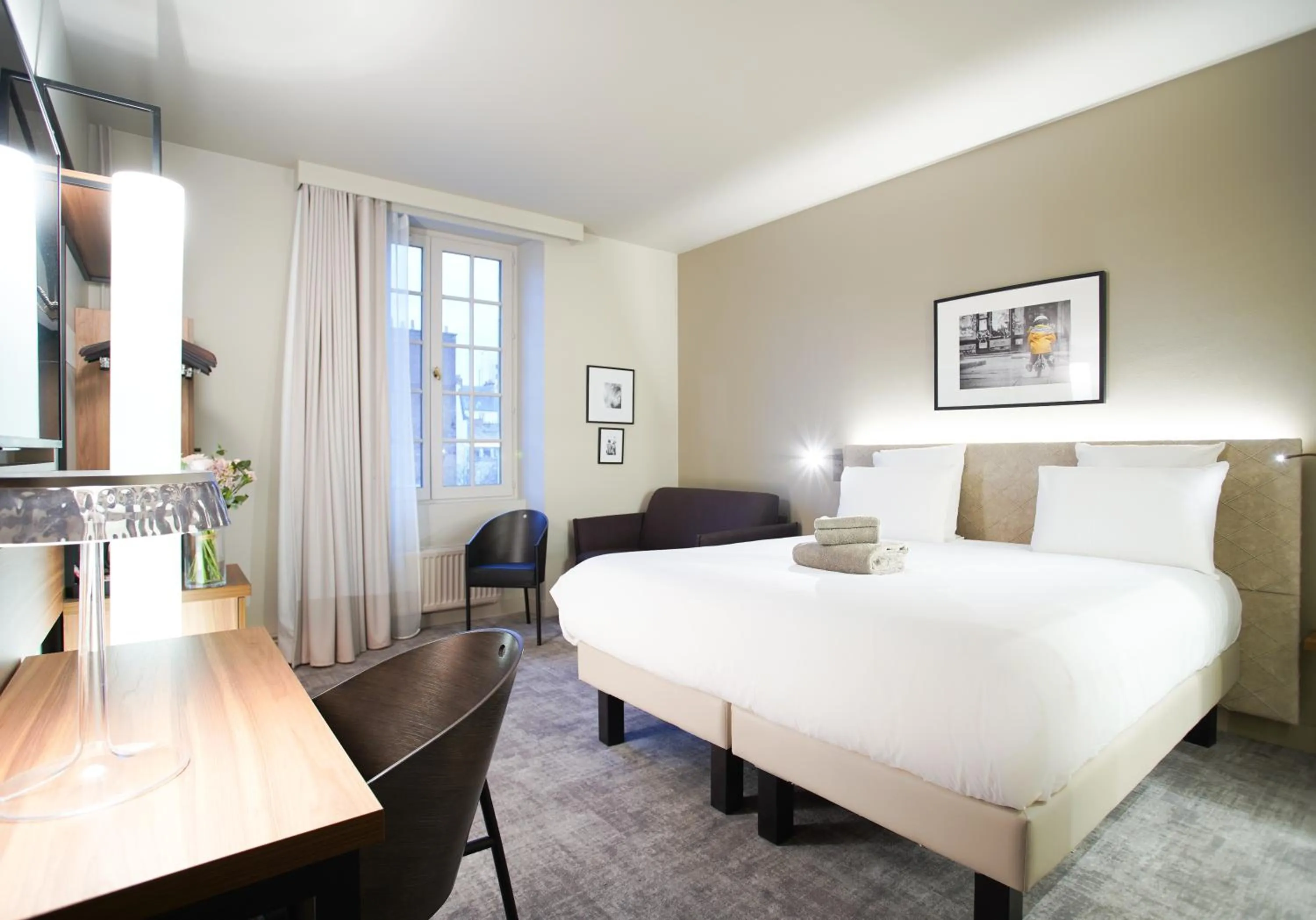 Photo of the whole room, Bed in Mercure Rennes Centre Place Bretagne