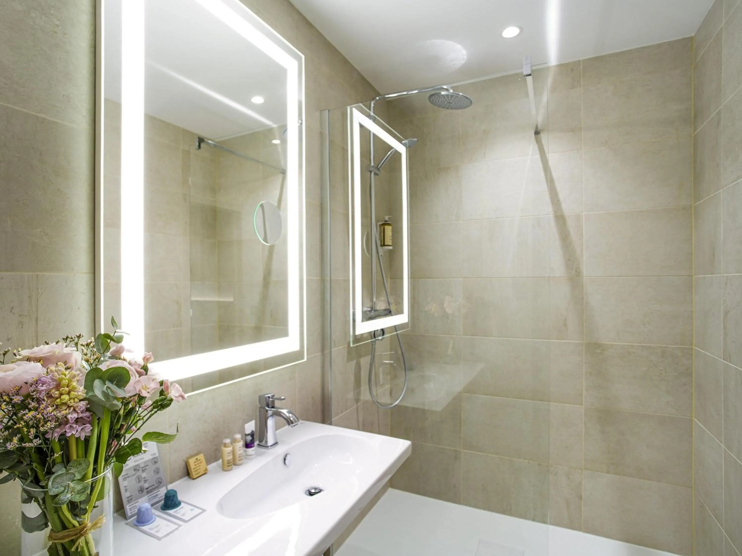 Bedroom in Mercure Rennes Centre Place Bretagne