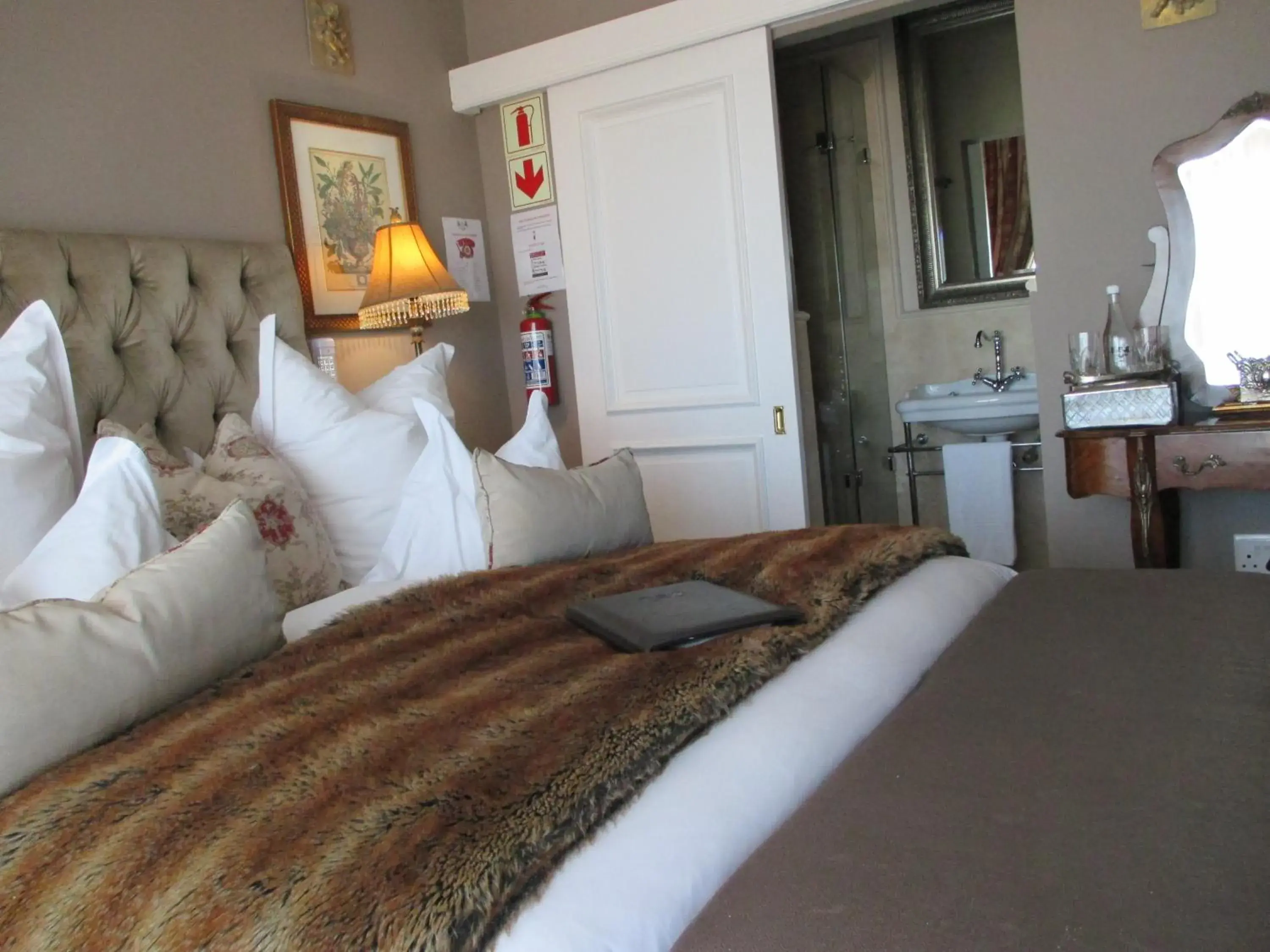 Superior Double Room with Sea View Upper Level (Robben Island) - single occupancy in Mt Bijoux Preferred Accommodation Superior Double Room with Sea View Upper Level (Robben Island) - single occupancy in Mt Bijoux Preferred Accommodation
