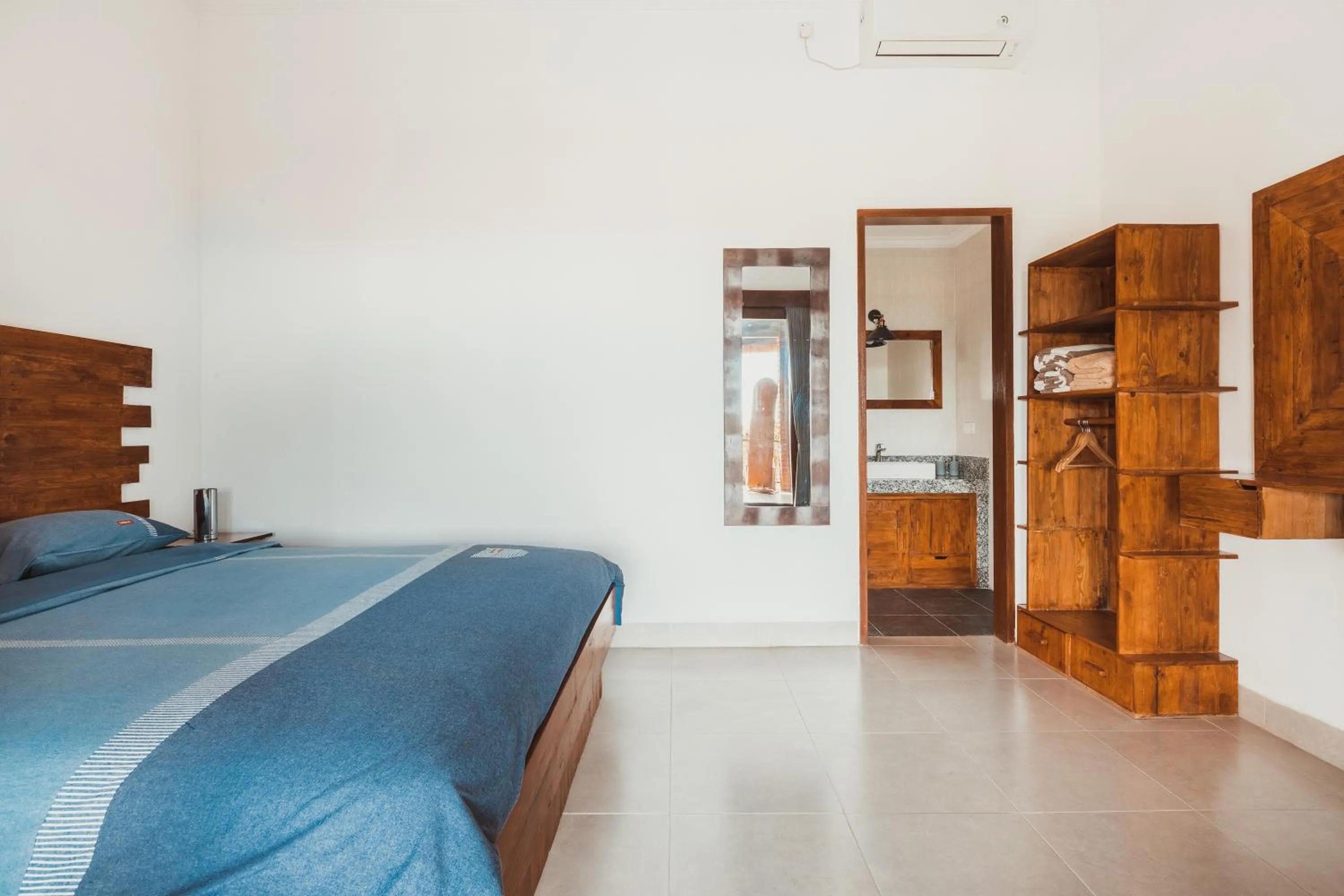 Photo of the whole room, Bed in Big Brother Berawa Beach