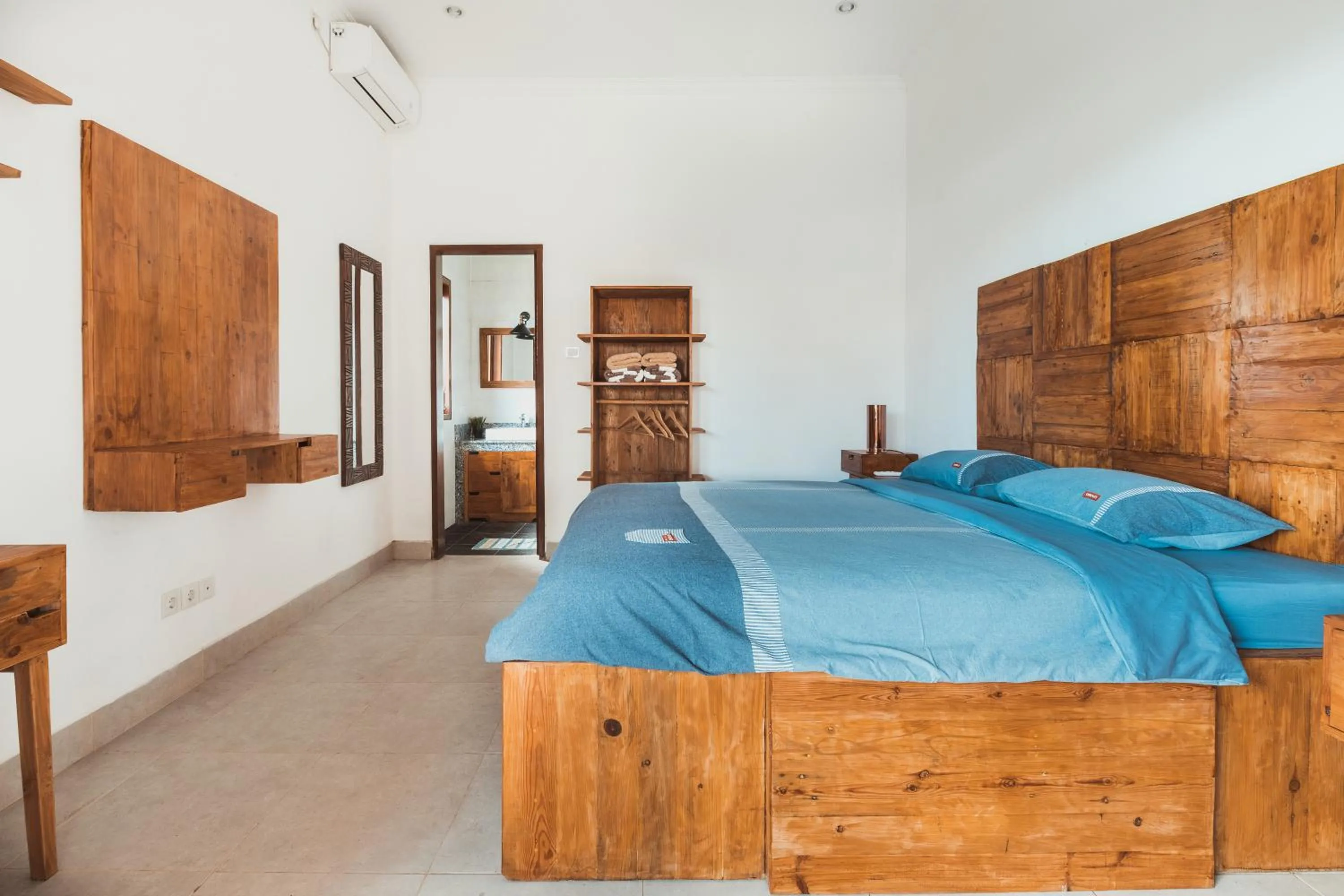 Photo of the whole room, Bed in Big Brother Berawa Beach